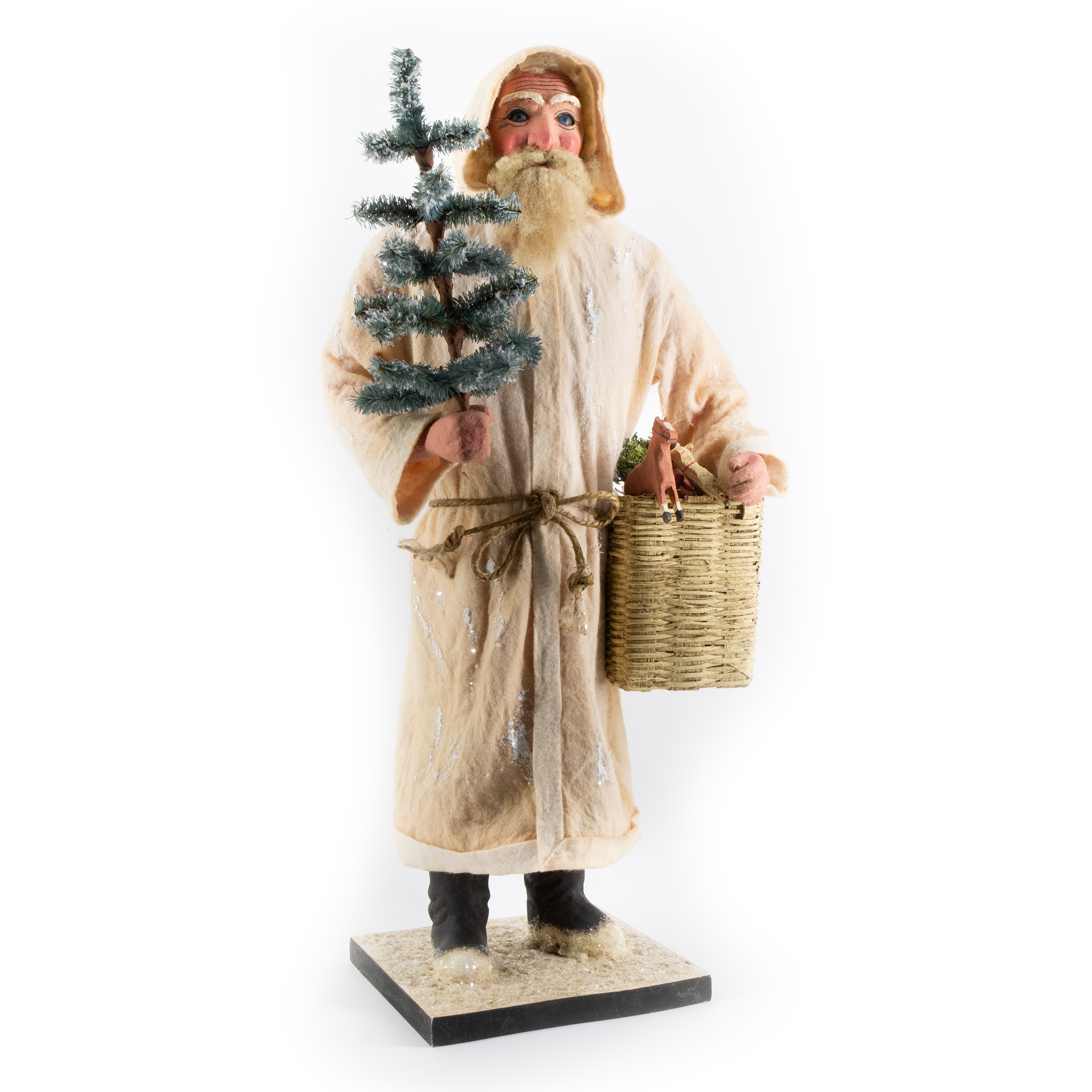Nikolausfigur mit schneebedecktem Baum und Weidenkorb