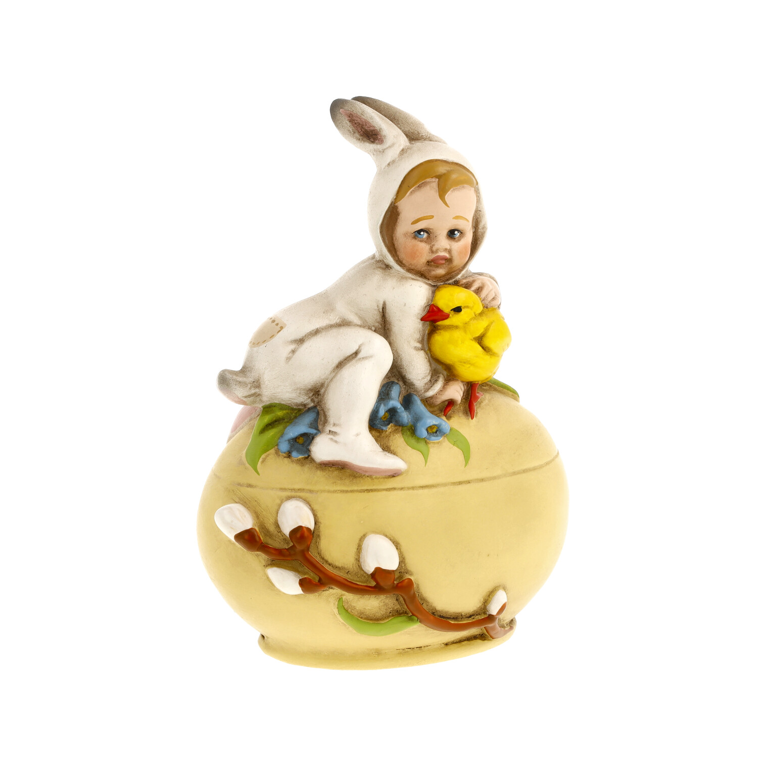 Osterfigur Kind im Hasenkostüm mit Küken auf gelbem Ei