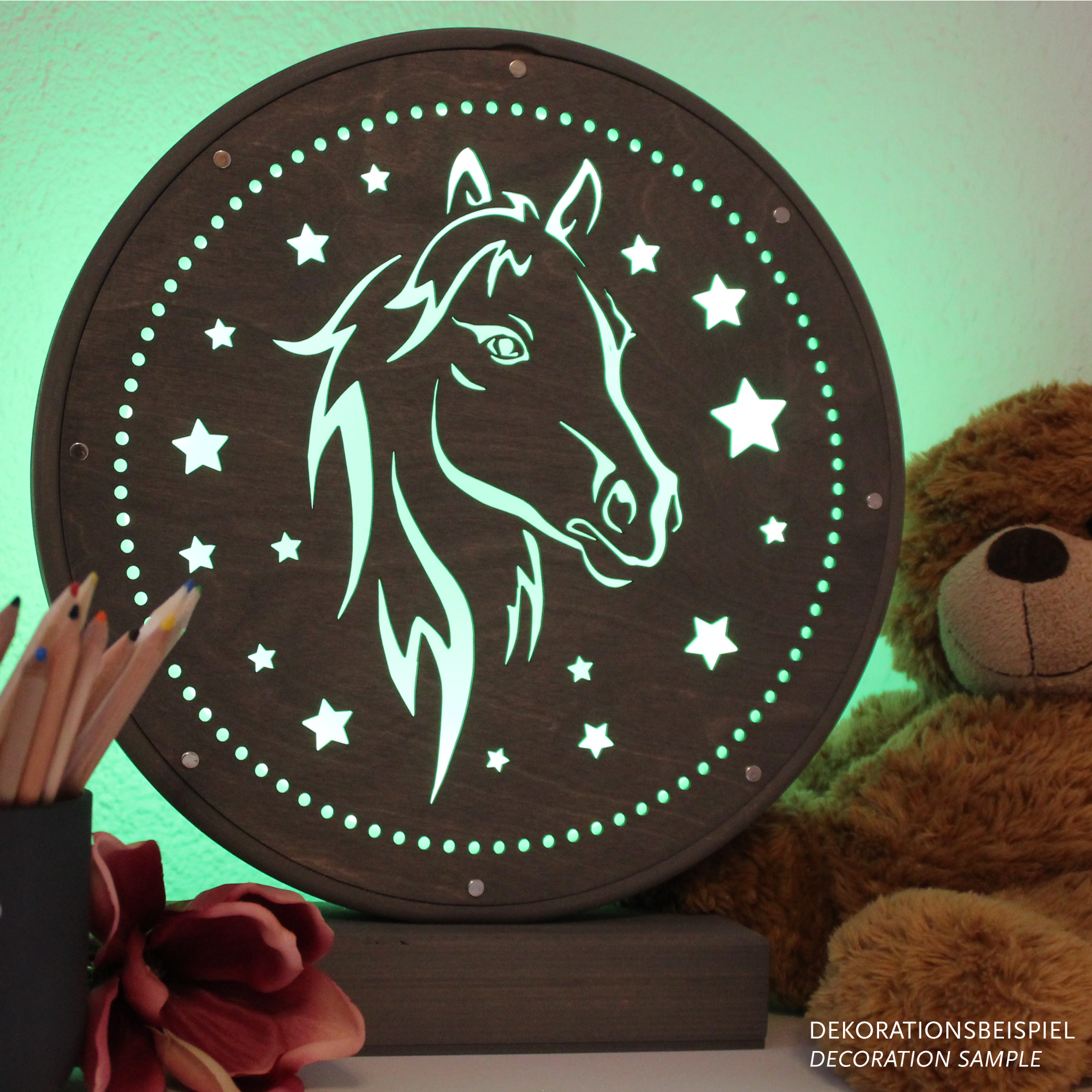 Runde Tischlampe mit Pferdekopf und Sternen leuchtend