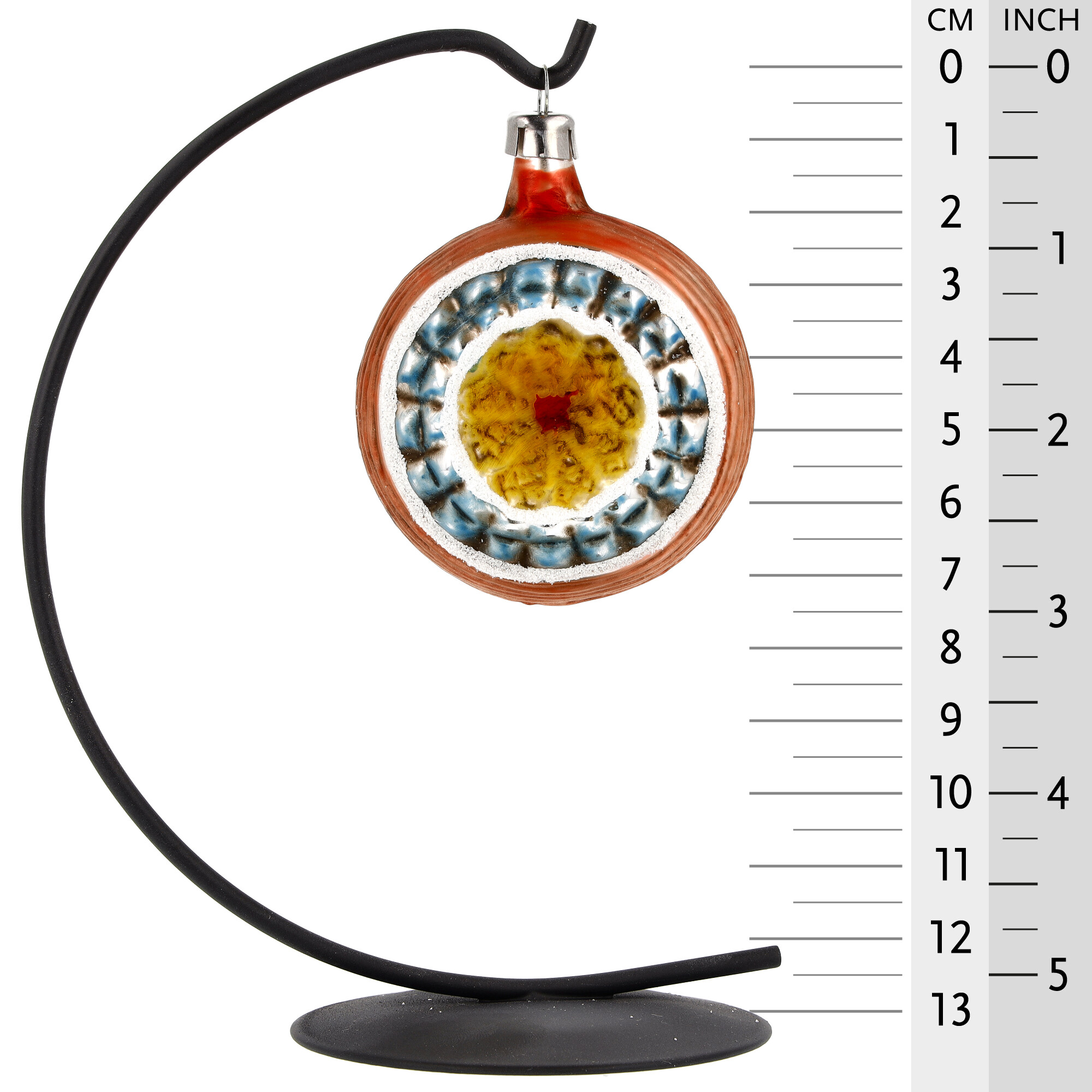 Runde Glas-Weihnachtskugel mit abstraktem Motiv am Ständer