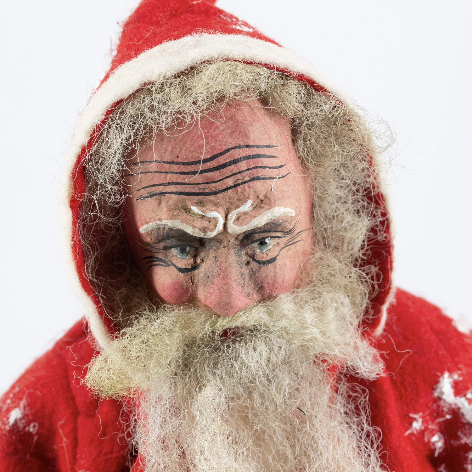 Nahaufnahme: Weihnachtsmann-Figur mit weißem Bart, Kapuze