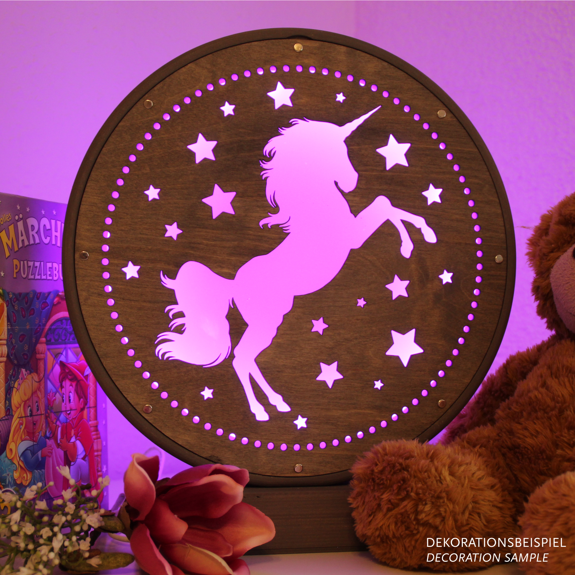 Leuchtende Nachtlampe mit Einhorn und Sternen auf Holzscheib
