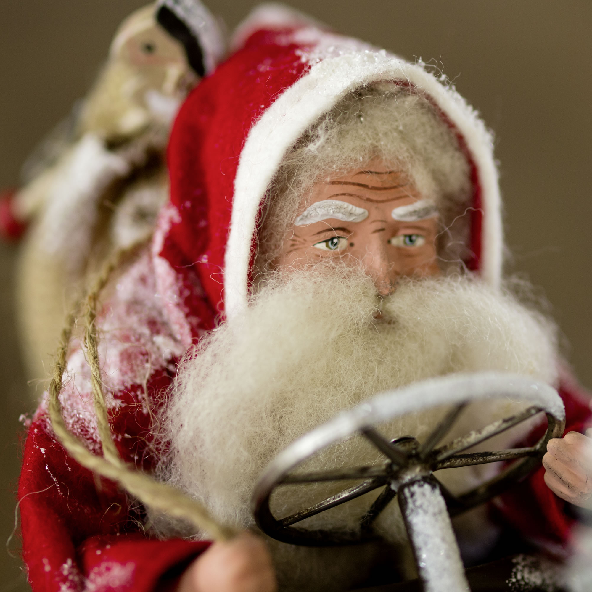 Weihnachtsmann im Schuh mit Rädern