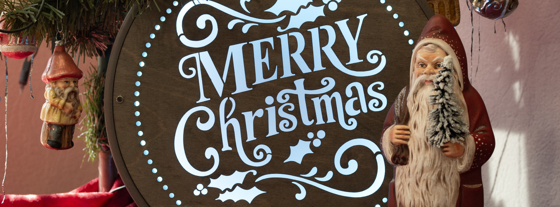 Weihnachtsdeko: Schild 'Merry Christmas', Santa-Figur