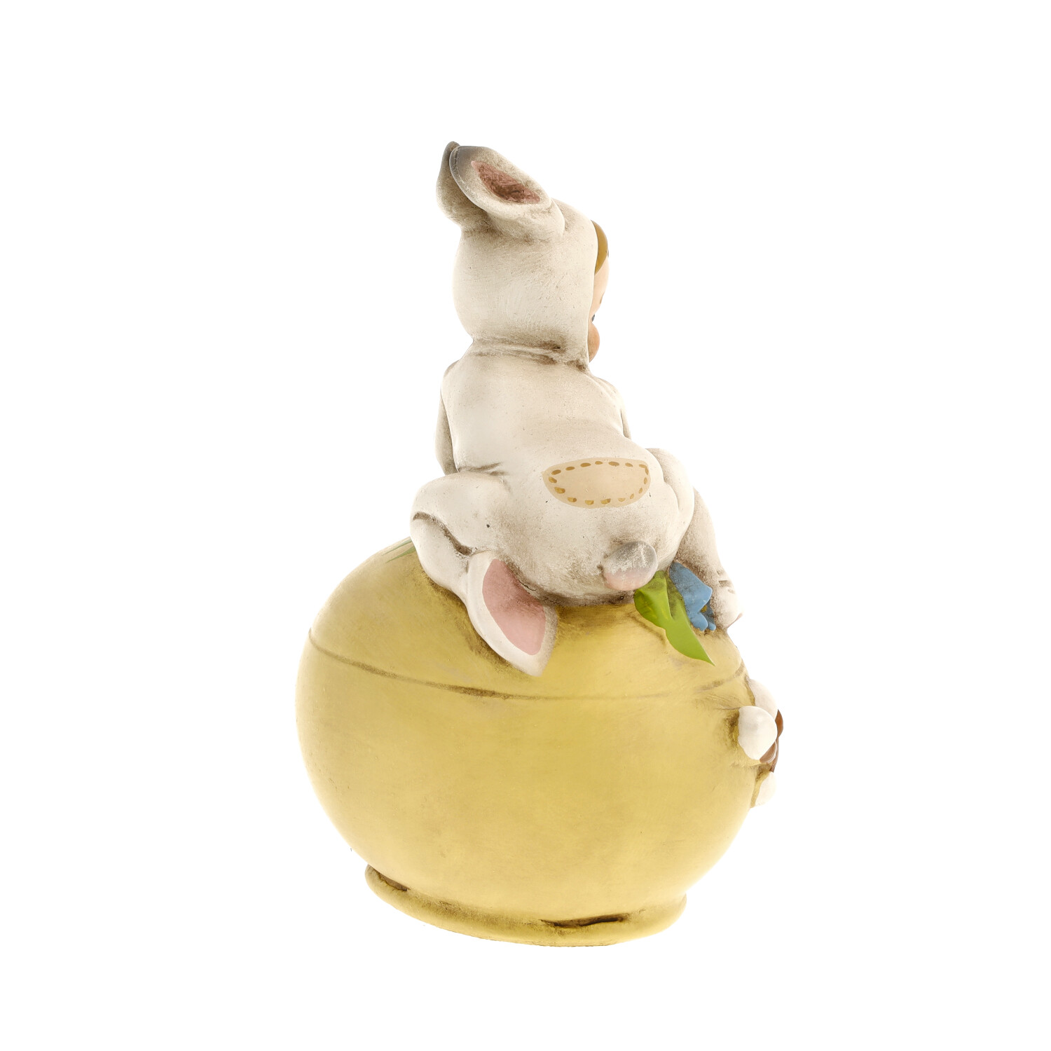 Osterfigur Kind im Hasenkostüm auf gelber Kugel