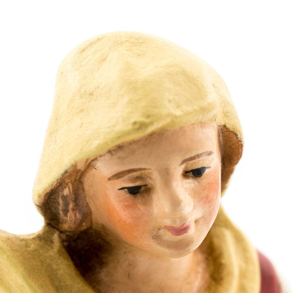 Nahaufnahme handbemalte Krippenfigur mit Kapuze