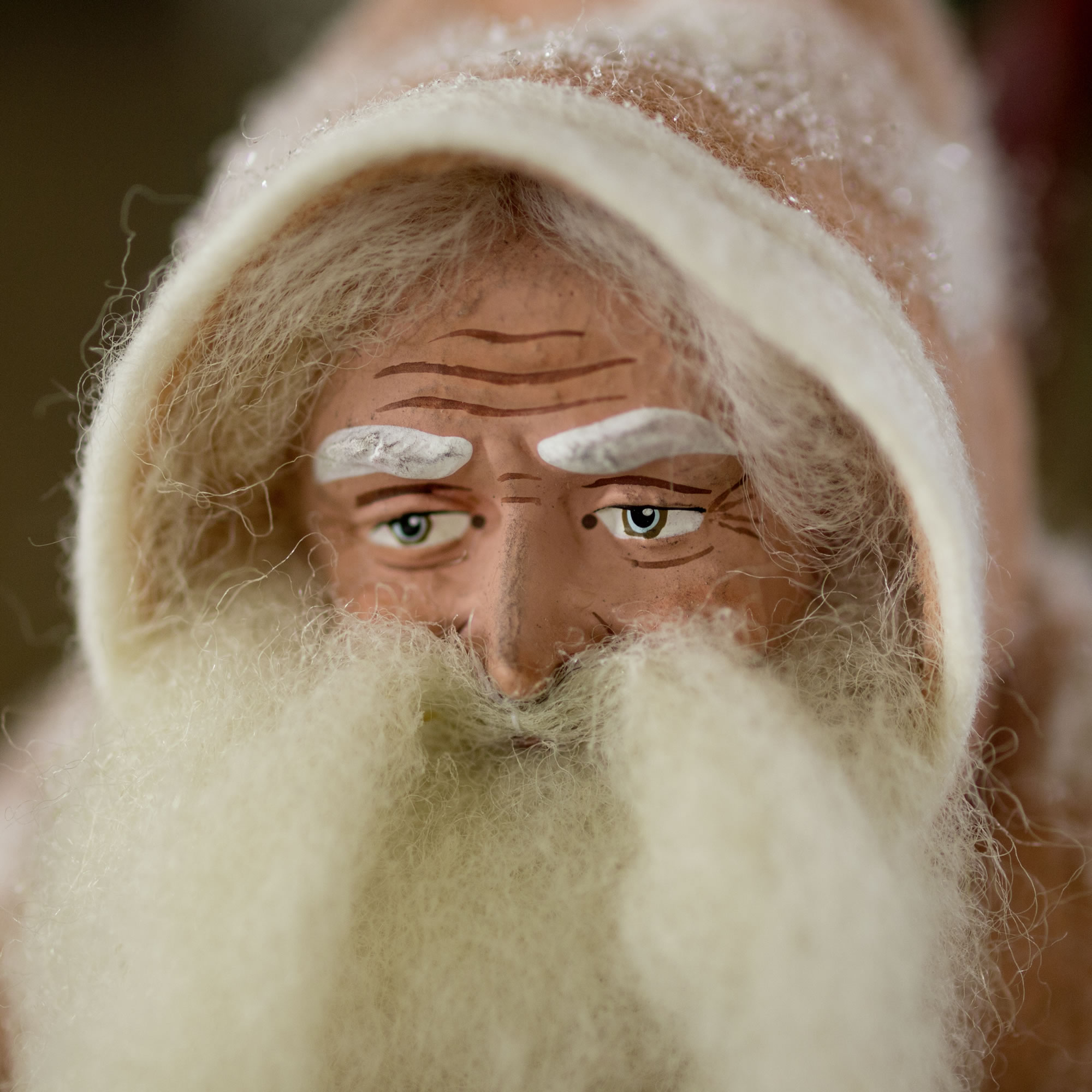 Detailaufnahme Weihnachtsmann-Dekofigur, weißer Bart
