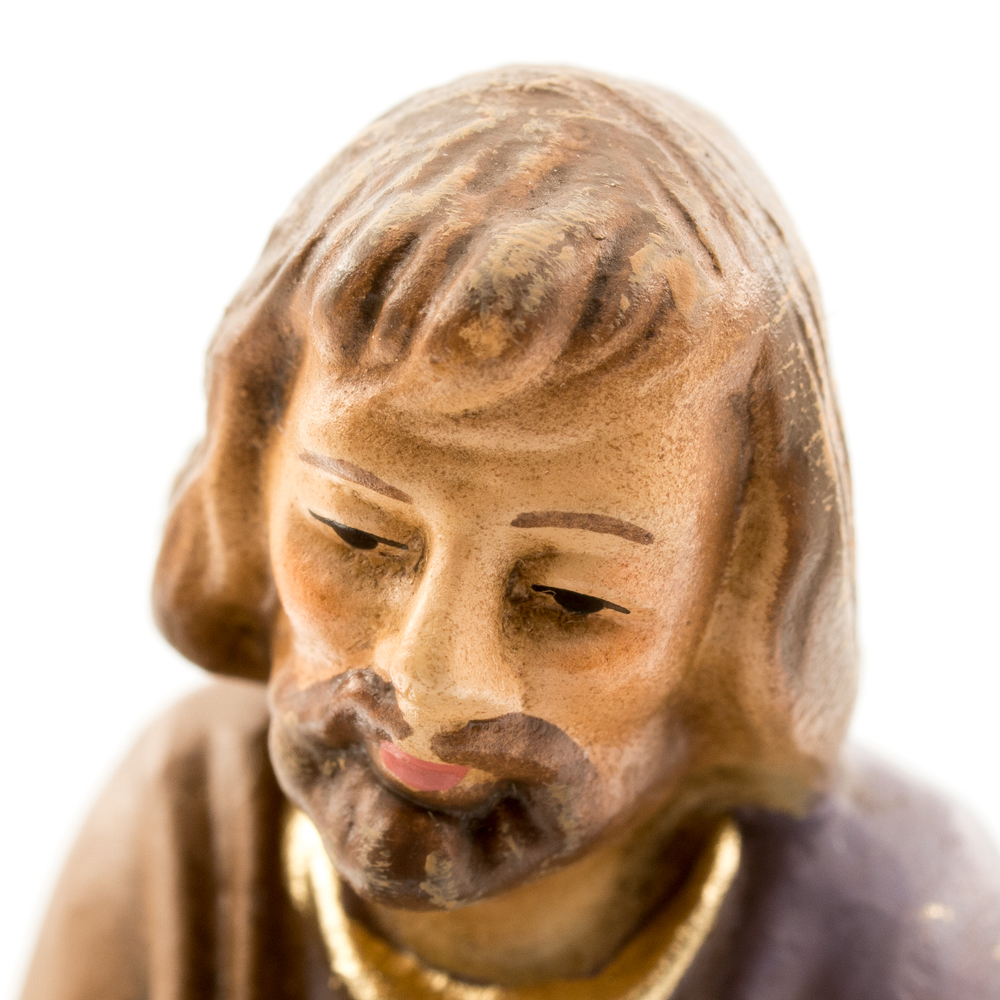 Nahaufnahme handbemalte Krippenfigur, bärtiger Mann