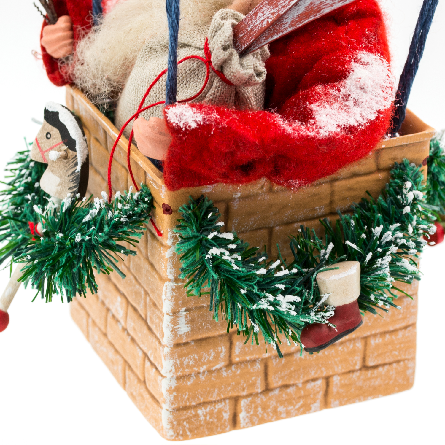Weihnachtsmann im Deko-Korb mit Tannengirlande