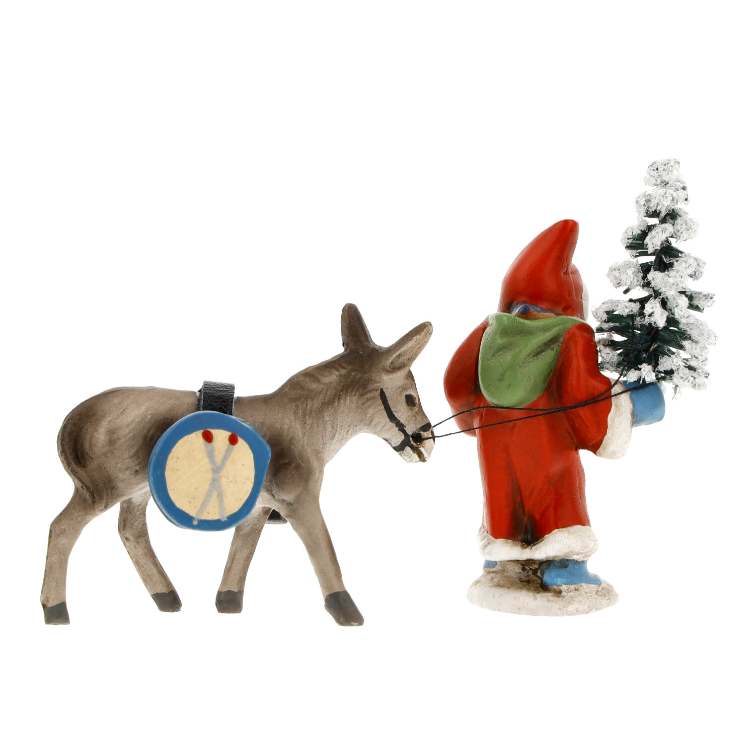 Nikolausfigur mit Esel und schneebedeckter Tanne
