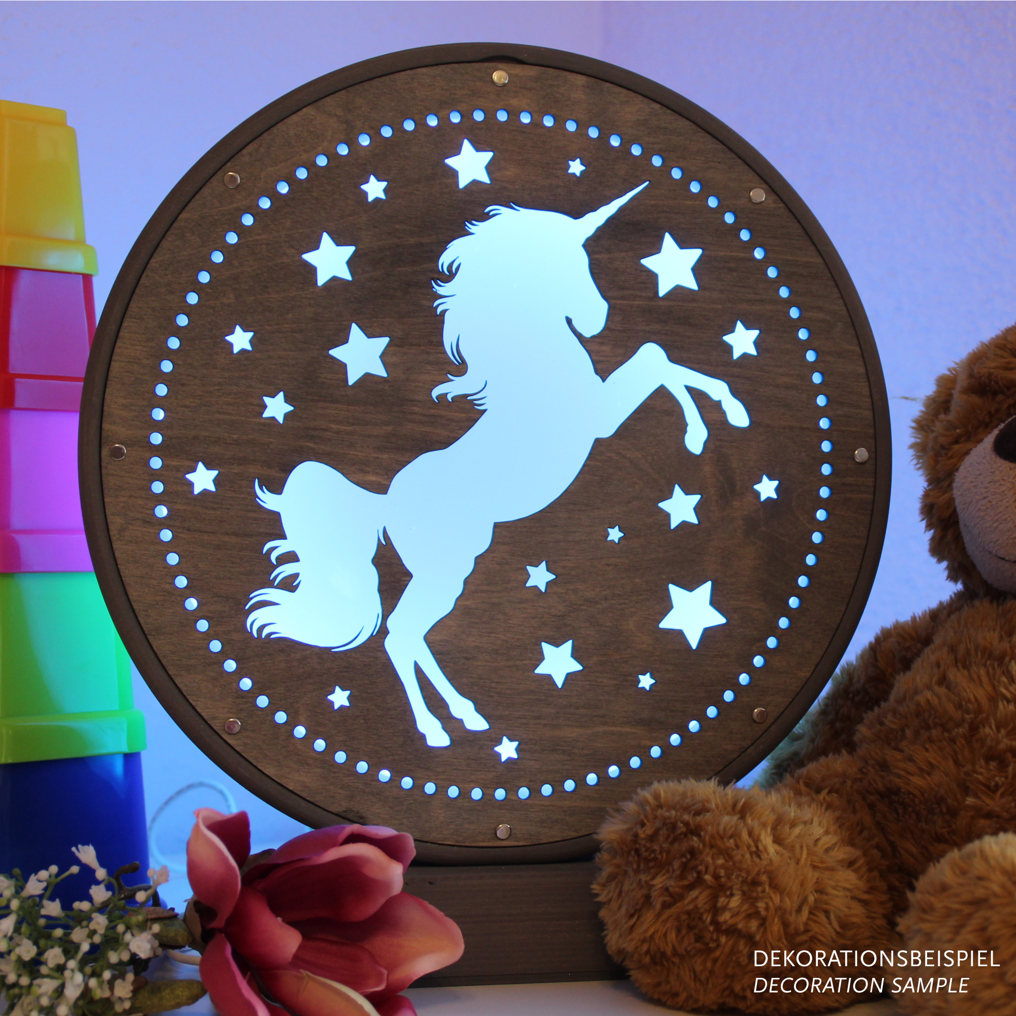 Runde Holzlampe mit leuchtendem Einhorn und Sternenmotiv