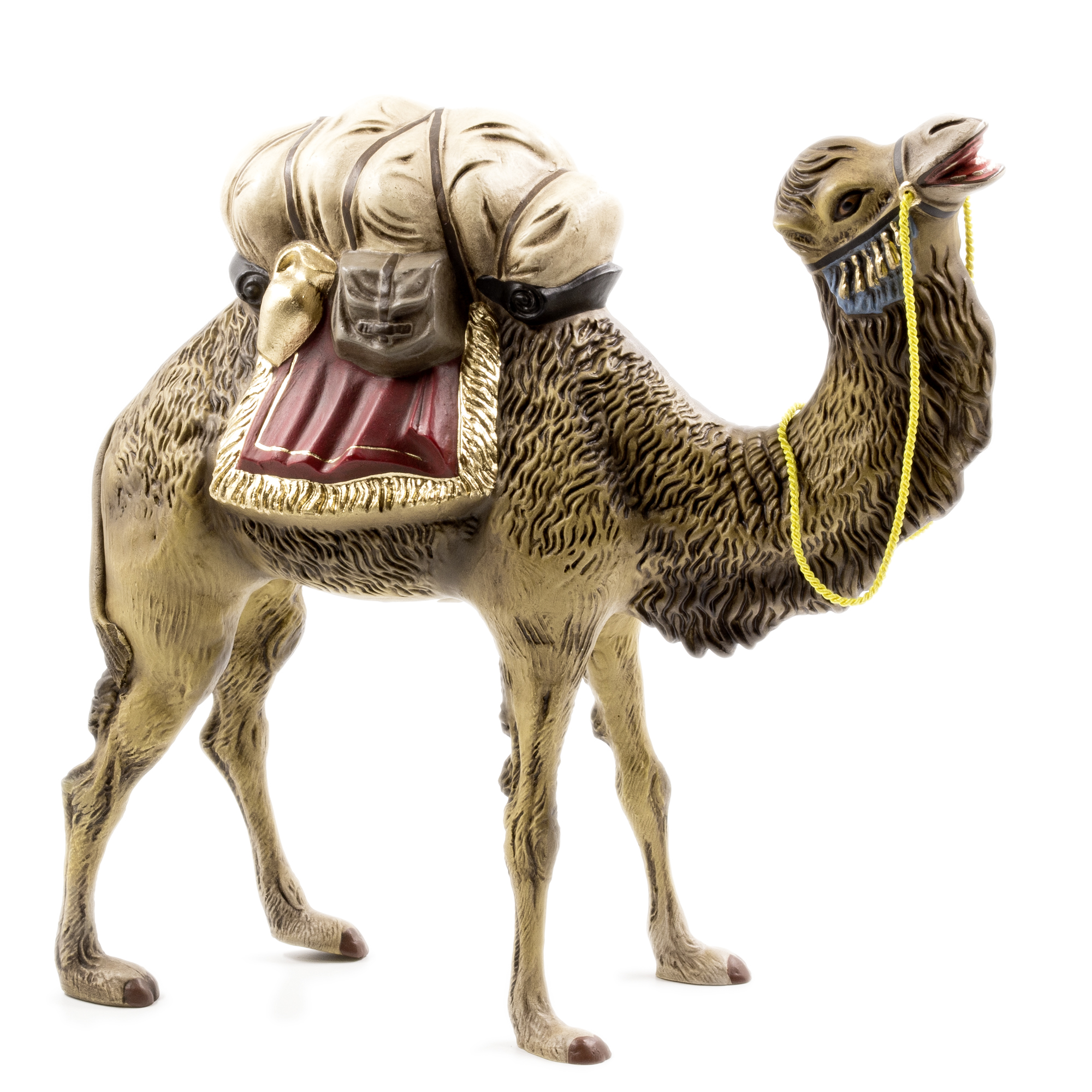 Kamelfigur mit Sattel und Gepäck auf weißem Grund