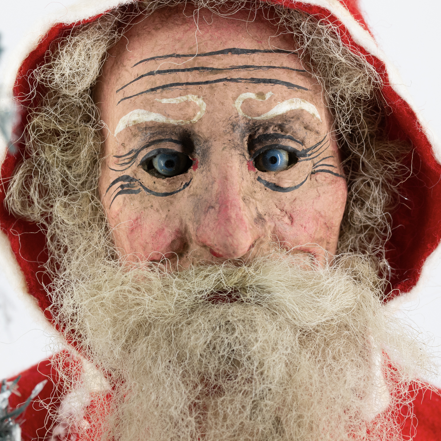 Detailfoto Weihnachtsmann-Figur mit weißem Bart, Kapuze