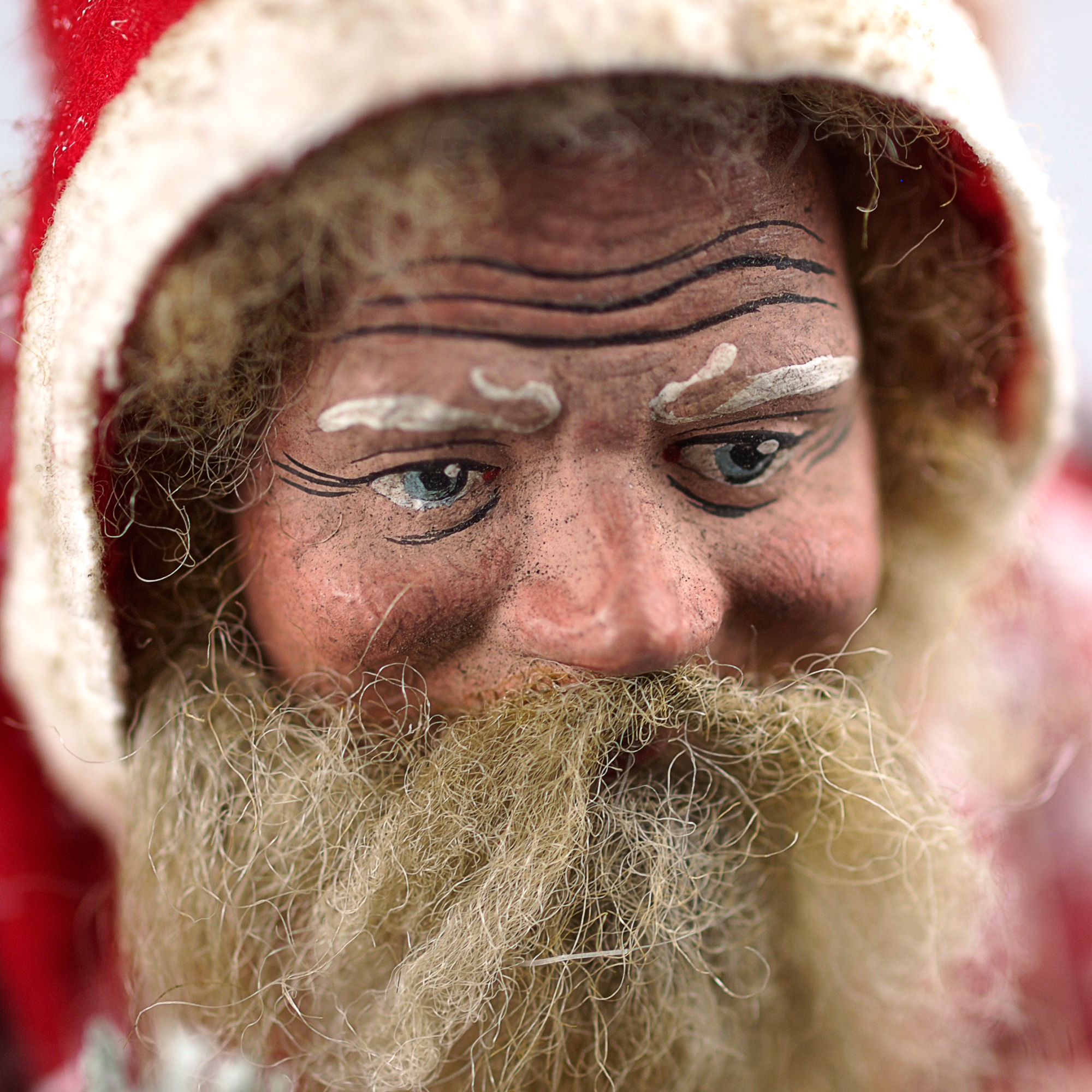 Detailaufnahme Weihnachtsmann-Figur mit roter Kapuze