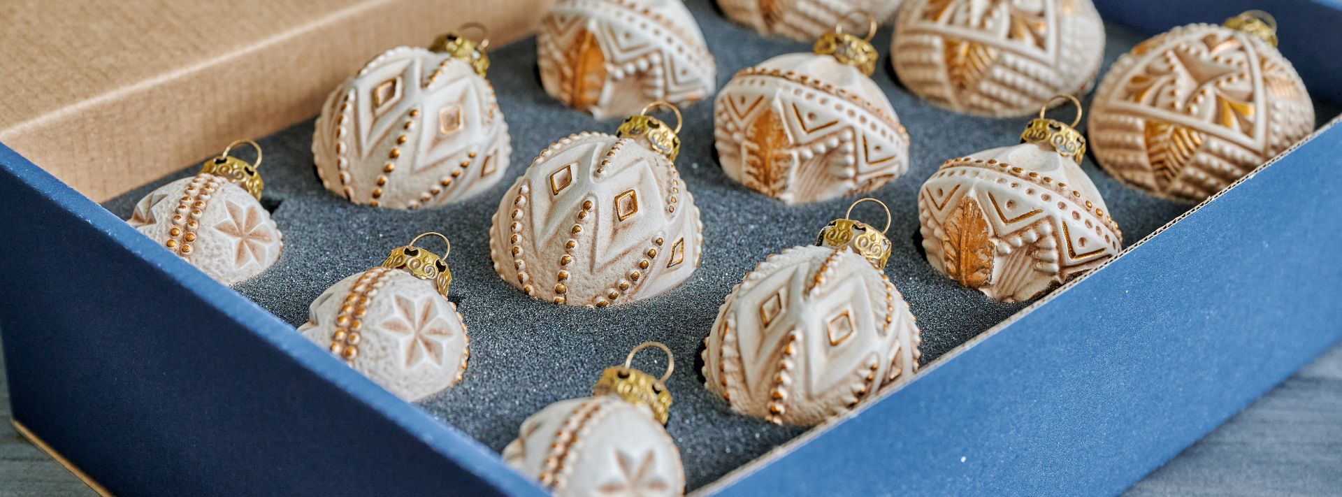 Set aus 12 creme-goldenen Weihnachtskugeln im Karton