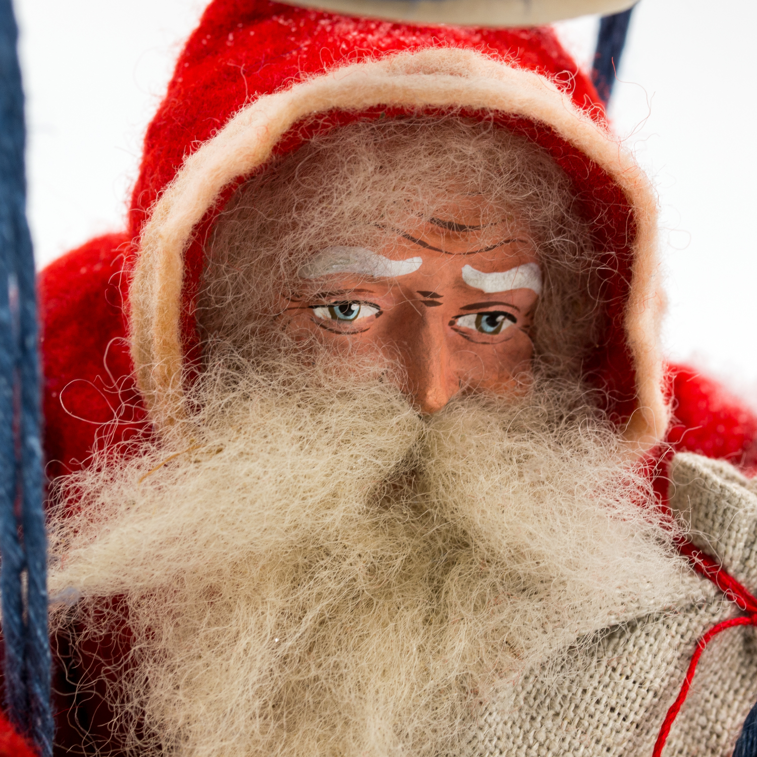 Detailfoto Weihnachtsmann-Dekofigur mit Kapuze und Bart