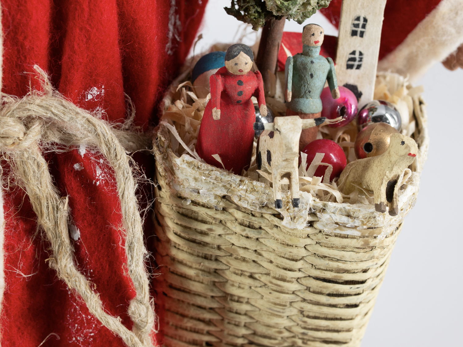 Weihnachtskorb mit Holzminiaturen und Christbaumkugeln