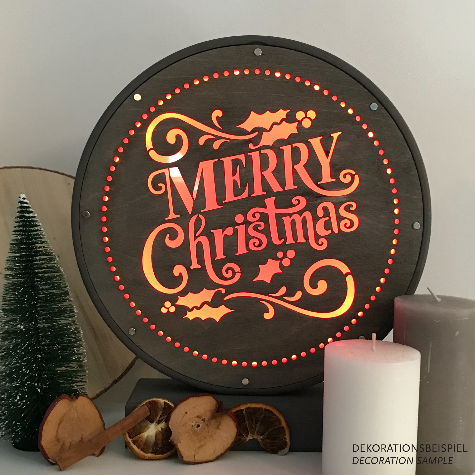 Weihnachtliche Holzdekoration beleuchtet mit Merry Christmas