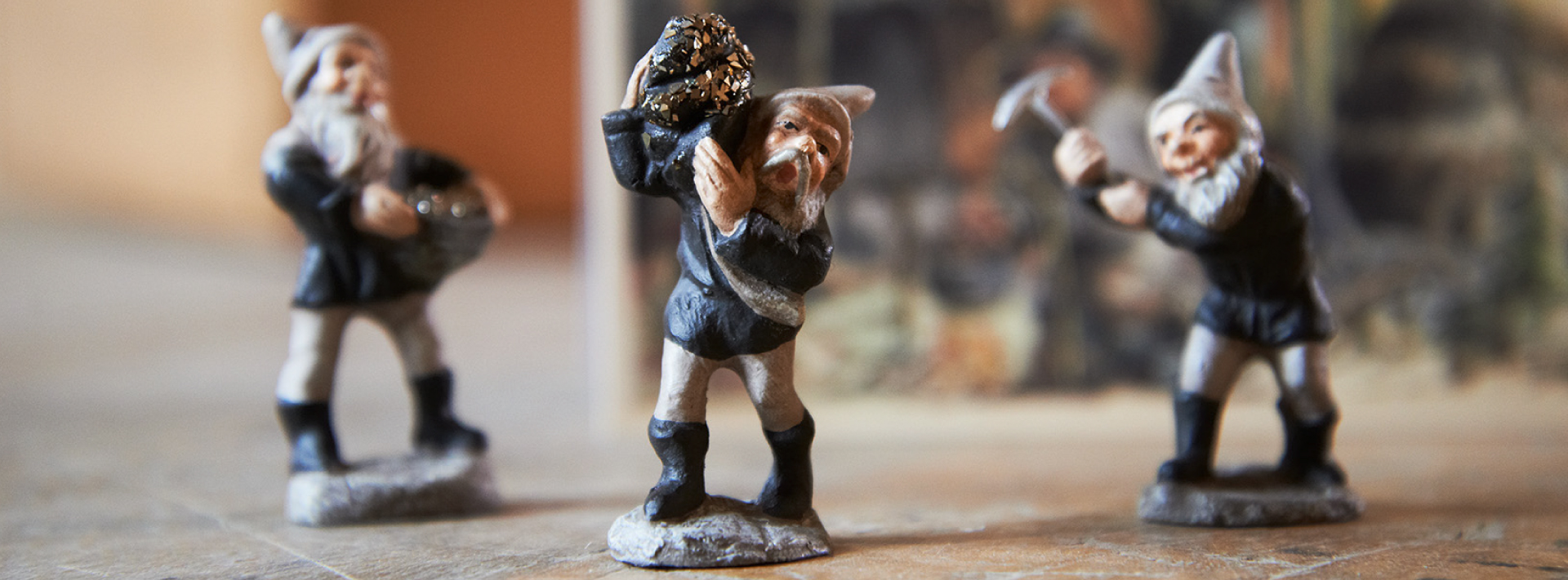 Drei Bergzwerge mit Werkzeug als Miniaturfiguren