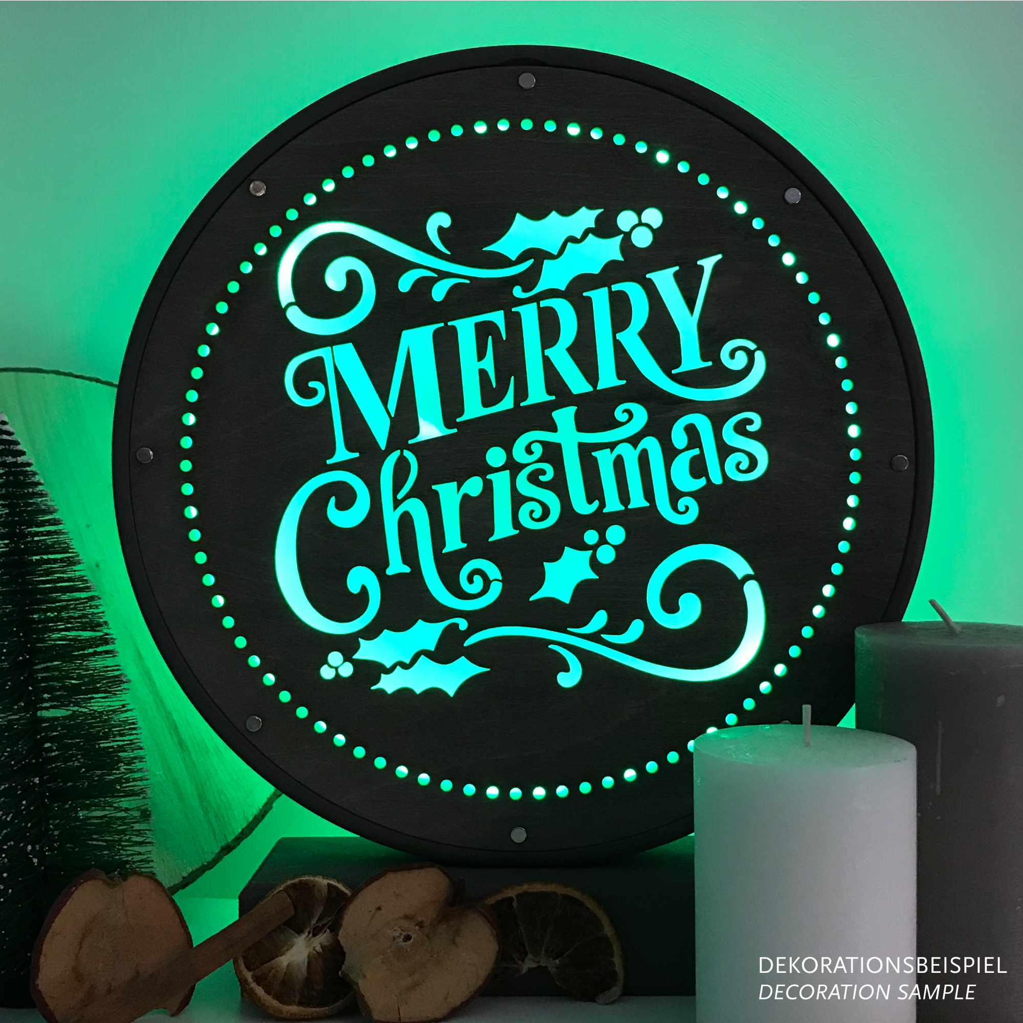 Runde Holzdekoration mit Merry Christmas und grüner Beleucht