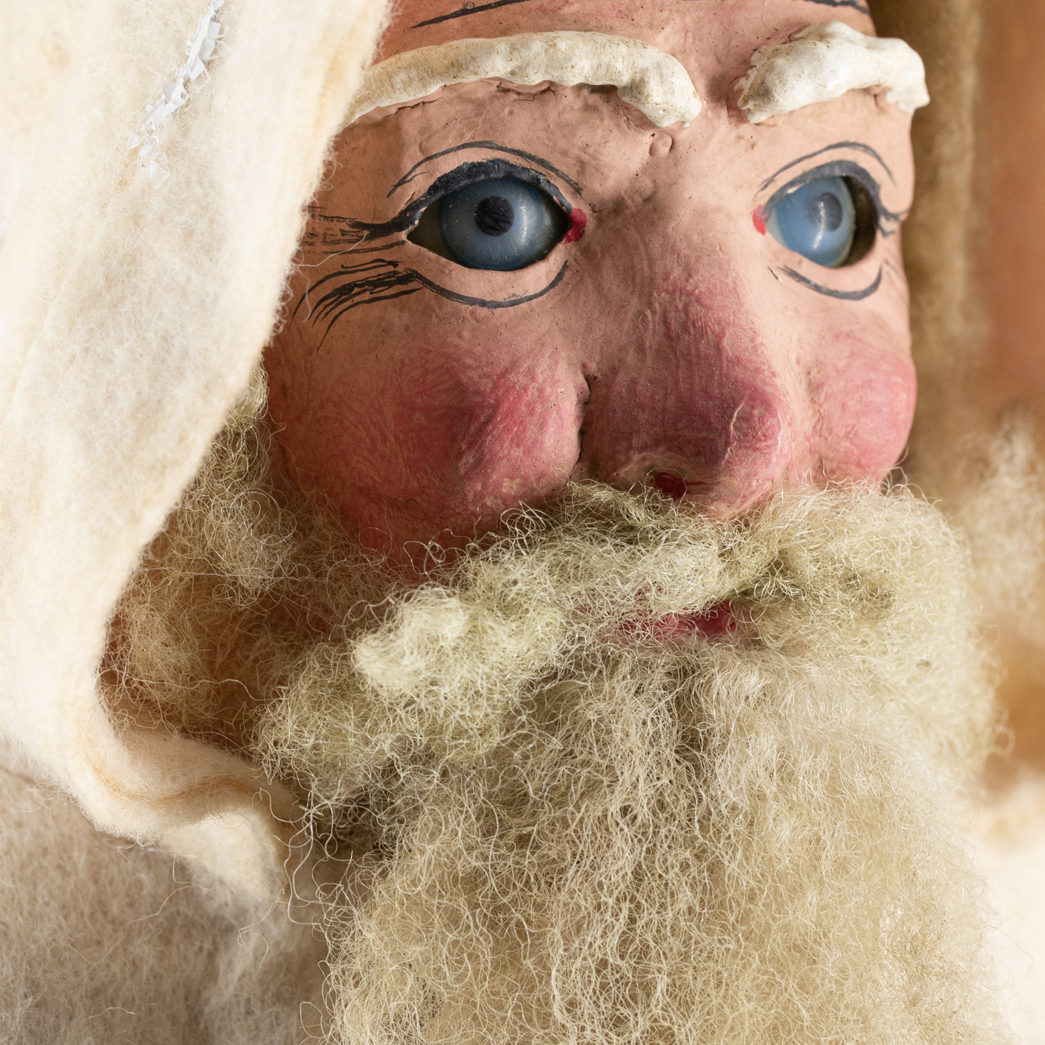 Vintage-Weihnachtsmann-Figur mit weißem Bart, Nahaufnahme