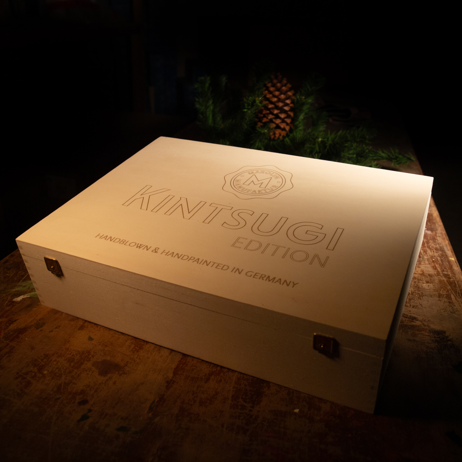 Kintsugi Edition Holzbox auf Holztisch, mit Tannenzweig