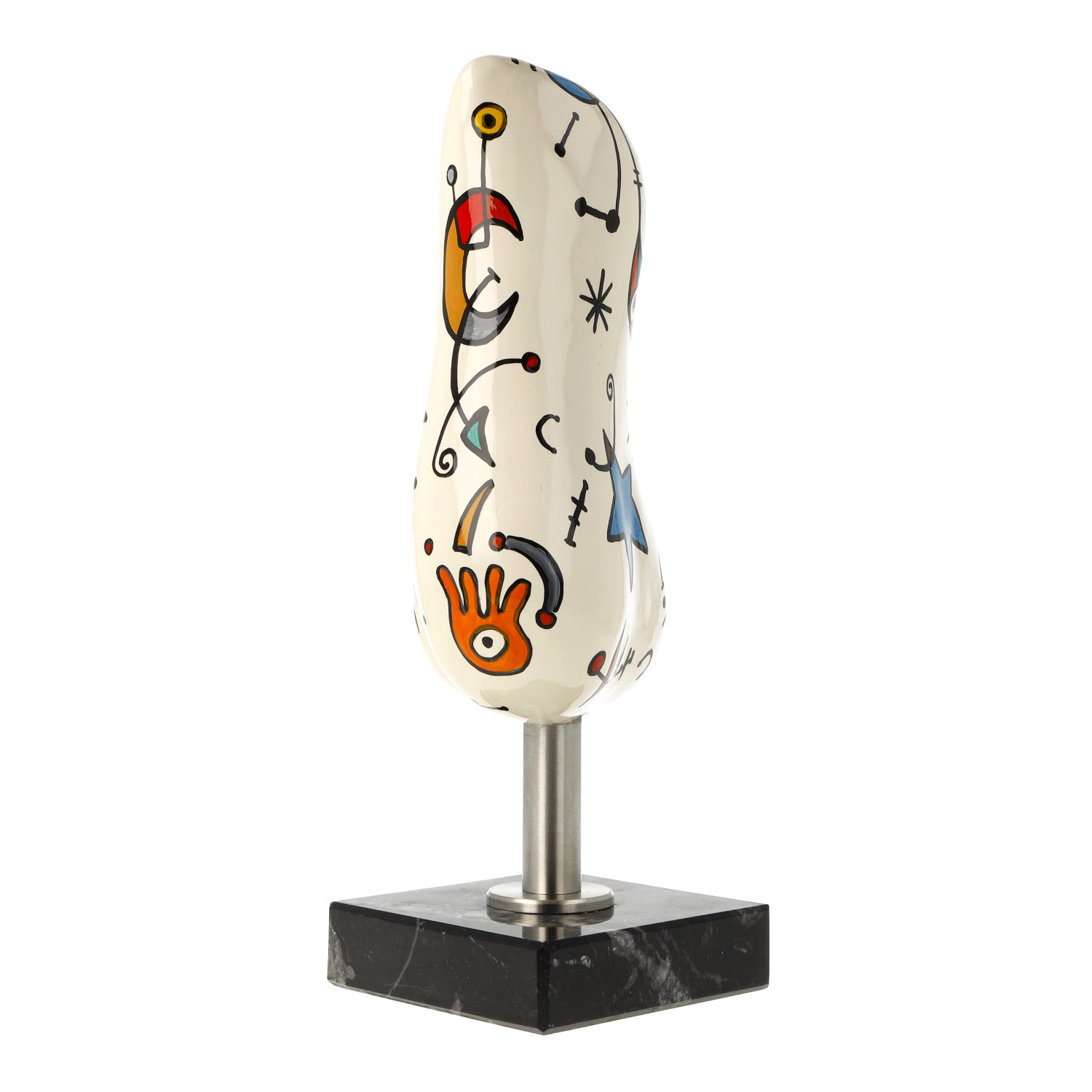 Bunt bemalte Deko-Skulptur auf Marmorsockel
