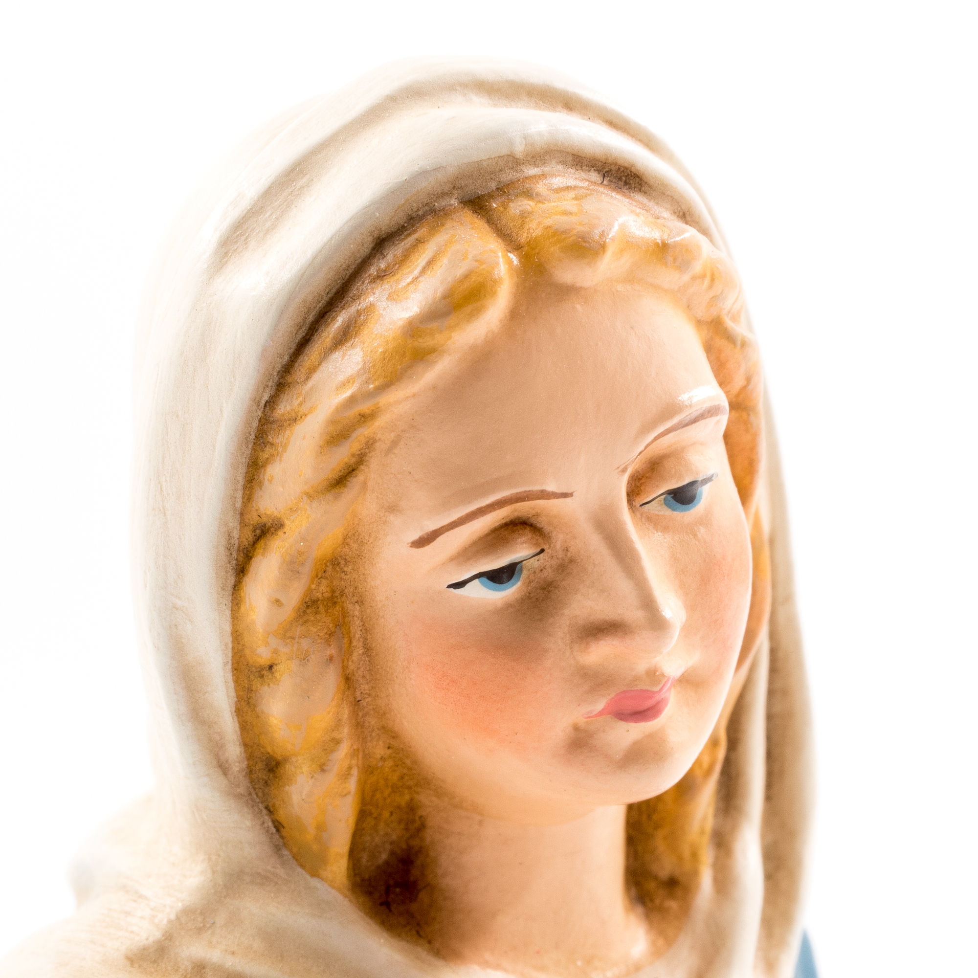 Detailansicht einer handbemalten Marienfigur mit Schleier