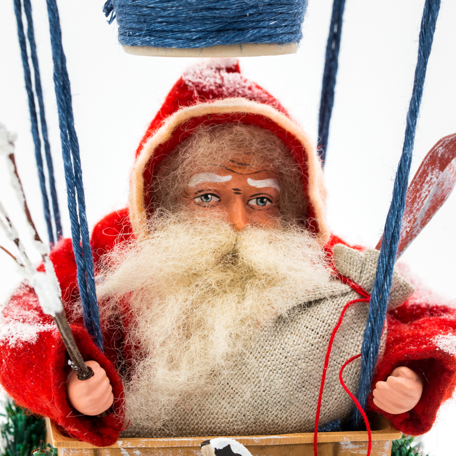 Weihnachtsmann-Figur im Ballonkorb mit Geschenksack