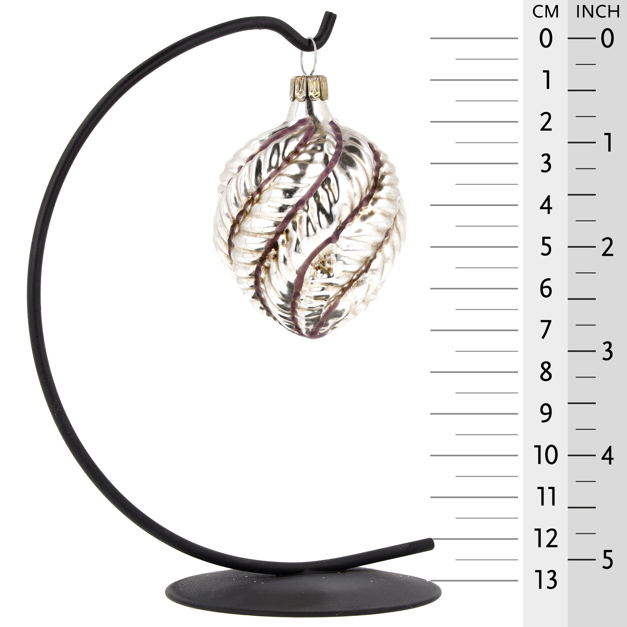 Silberne Glas-Christbaumkugel mit Spiralmuster, am Ständer