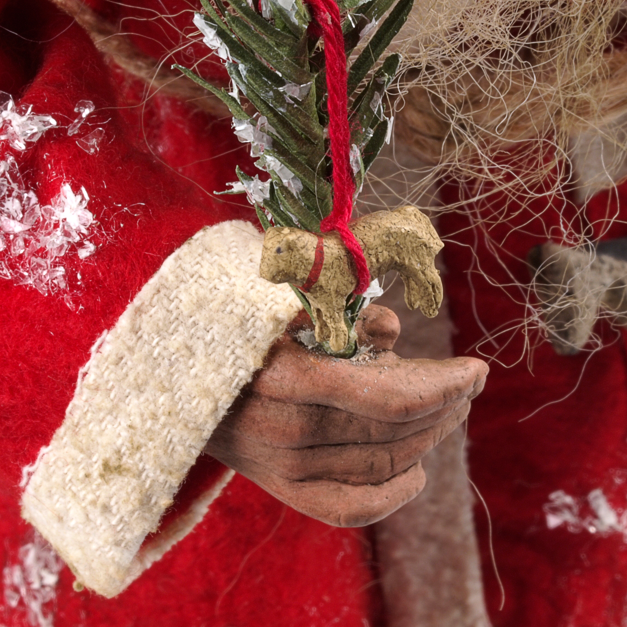Weihnachtsmann mit Tannenzweig und Lamm-Anhänger Dekofigur