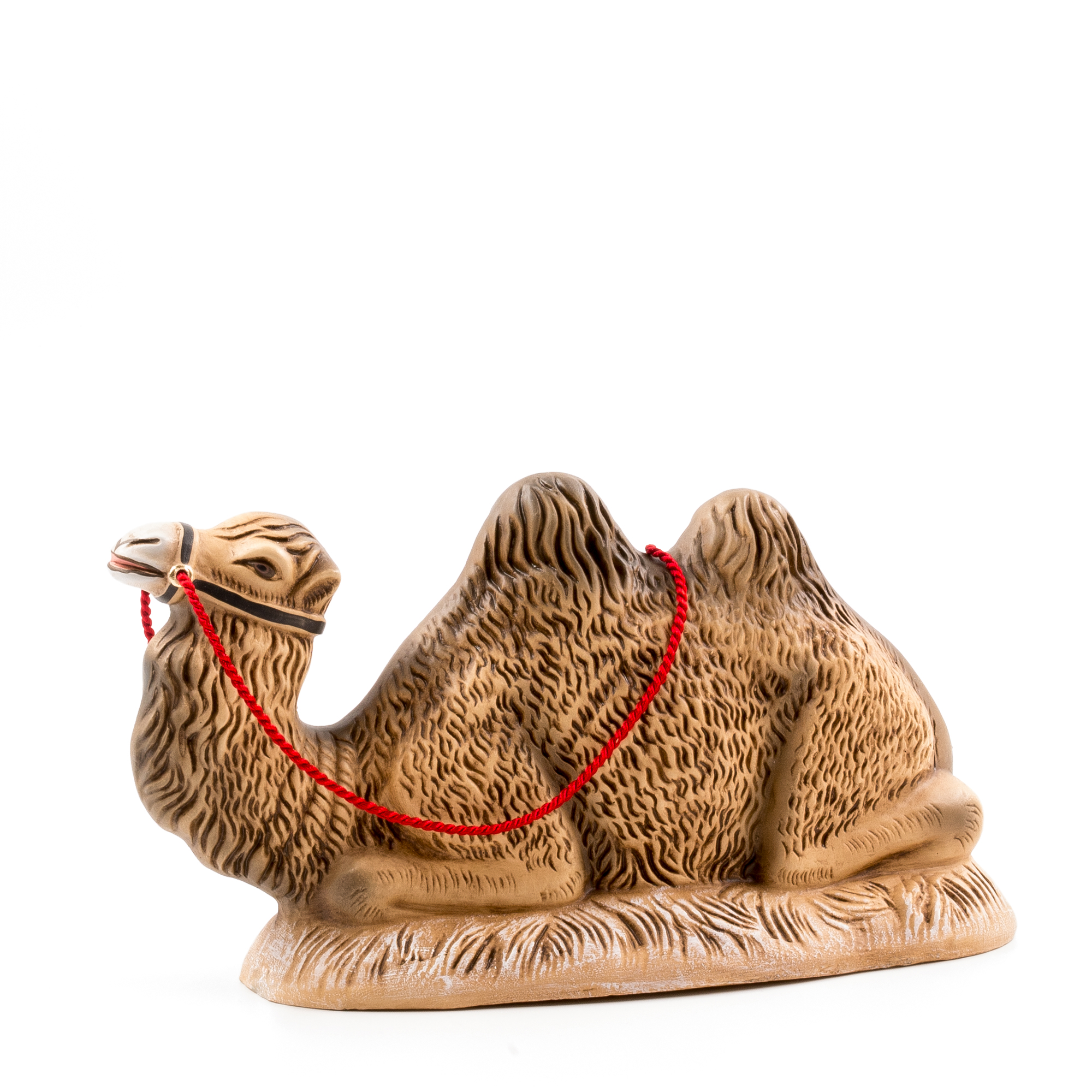 Sitzende Kamelfigur mit zwei Höckern und rotem Halfter