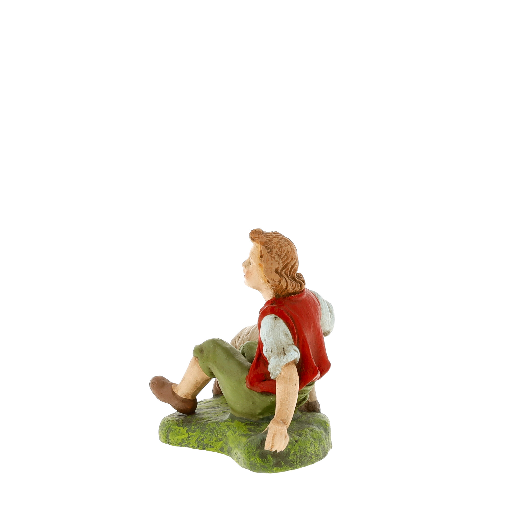 Sitzende Jungenfigur mit roter Weste auf grüner Basis