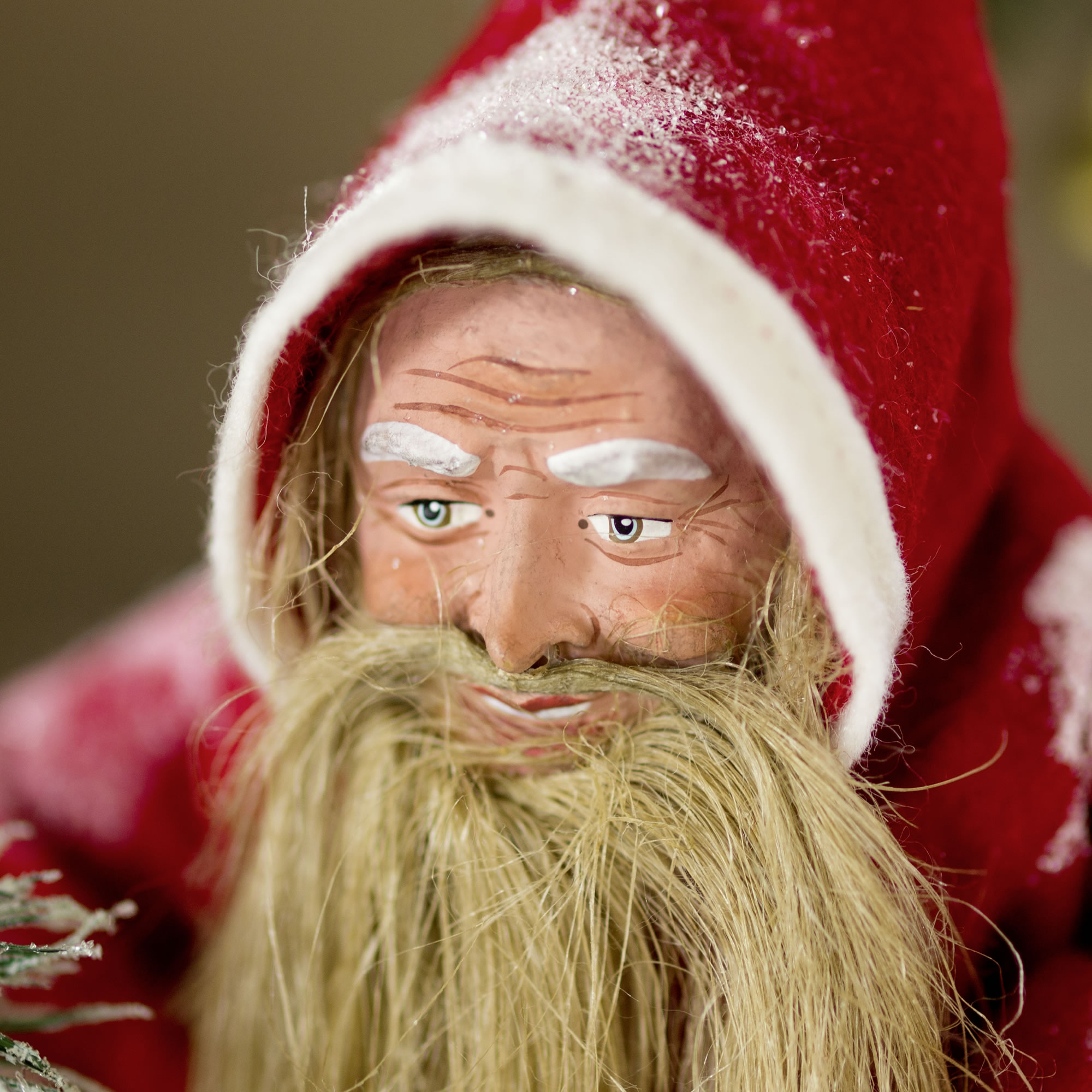 Weihnachtsmann-Figur mit roter Kapuze und langem Bart
