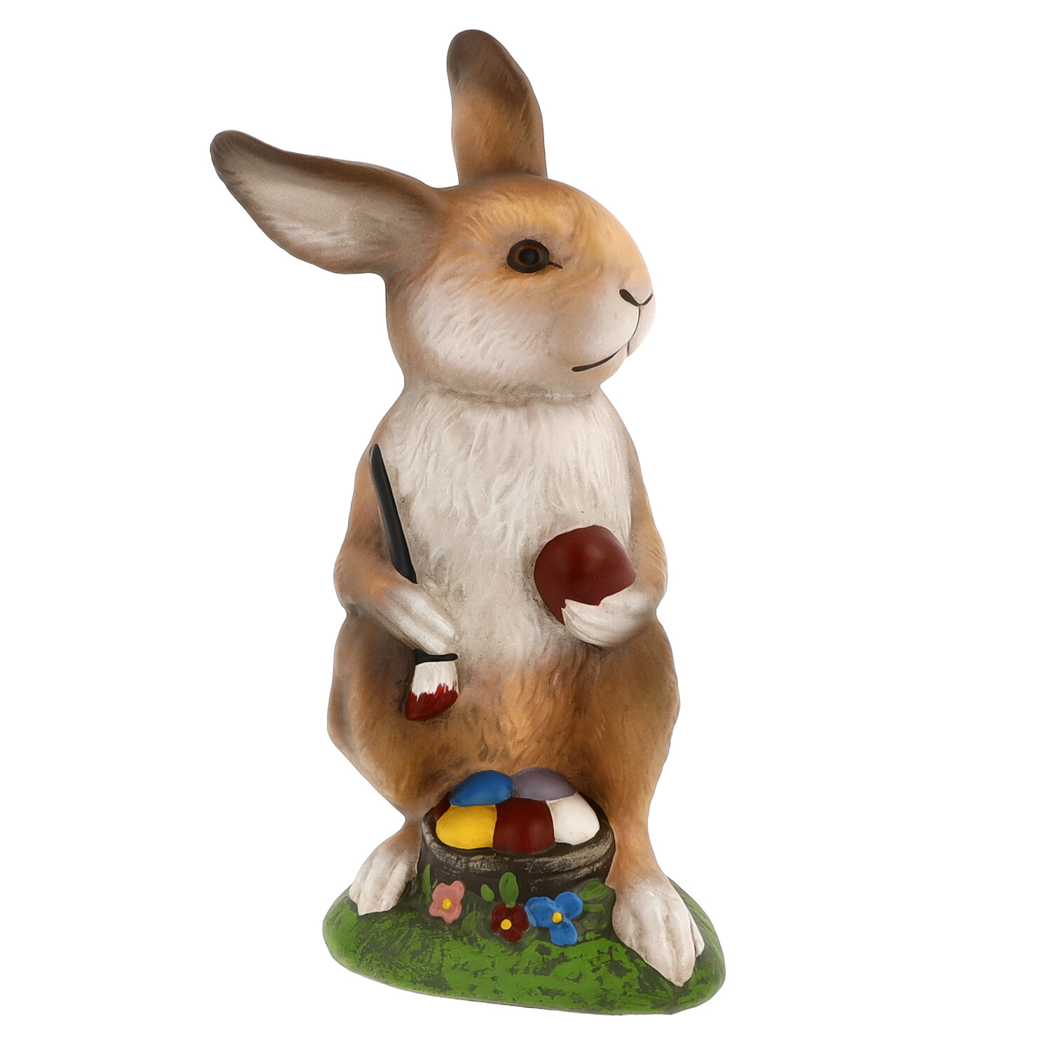 Deko-Osterhase bemalt ein Ei, Pinsel und Palette