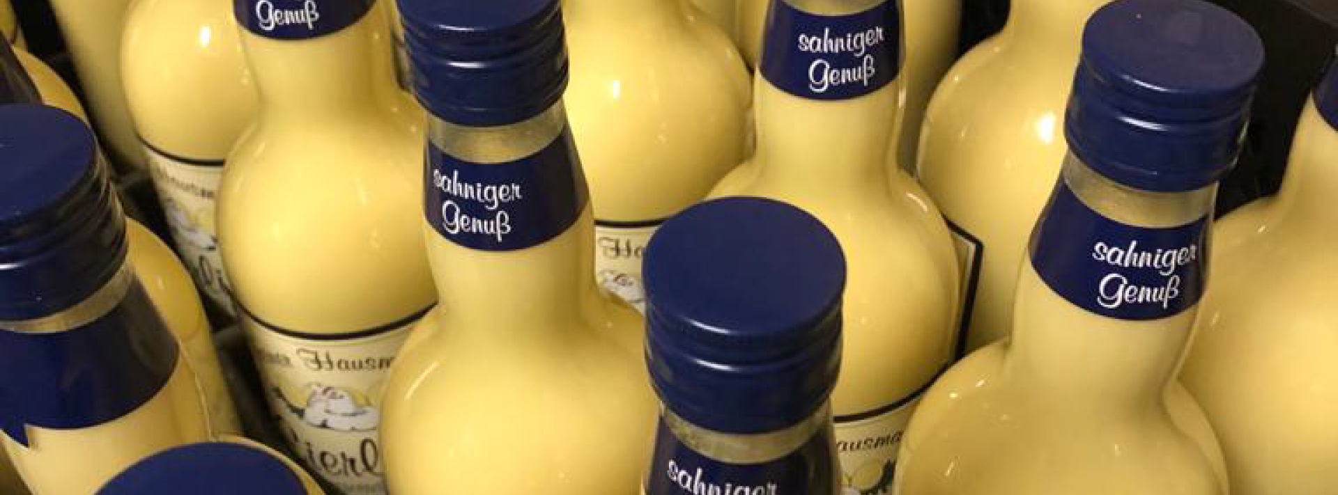 Mehrere Flaschen cremiger Sahnelikör, sahniger Genuss