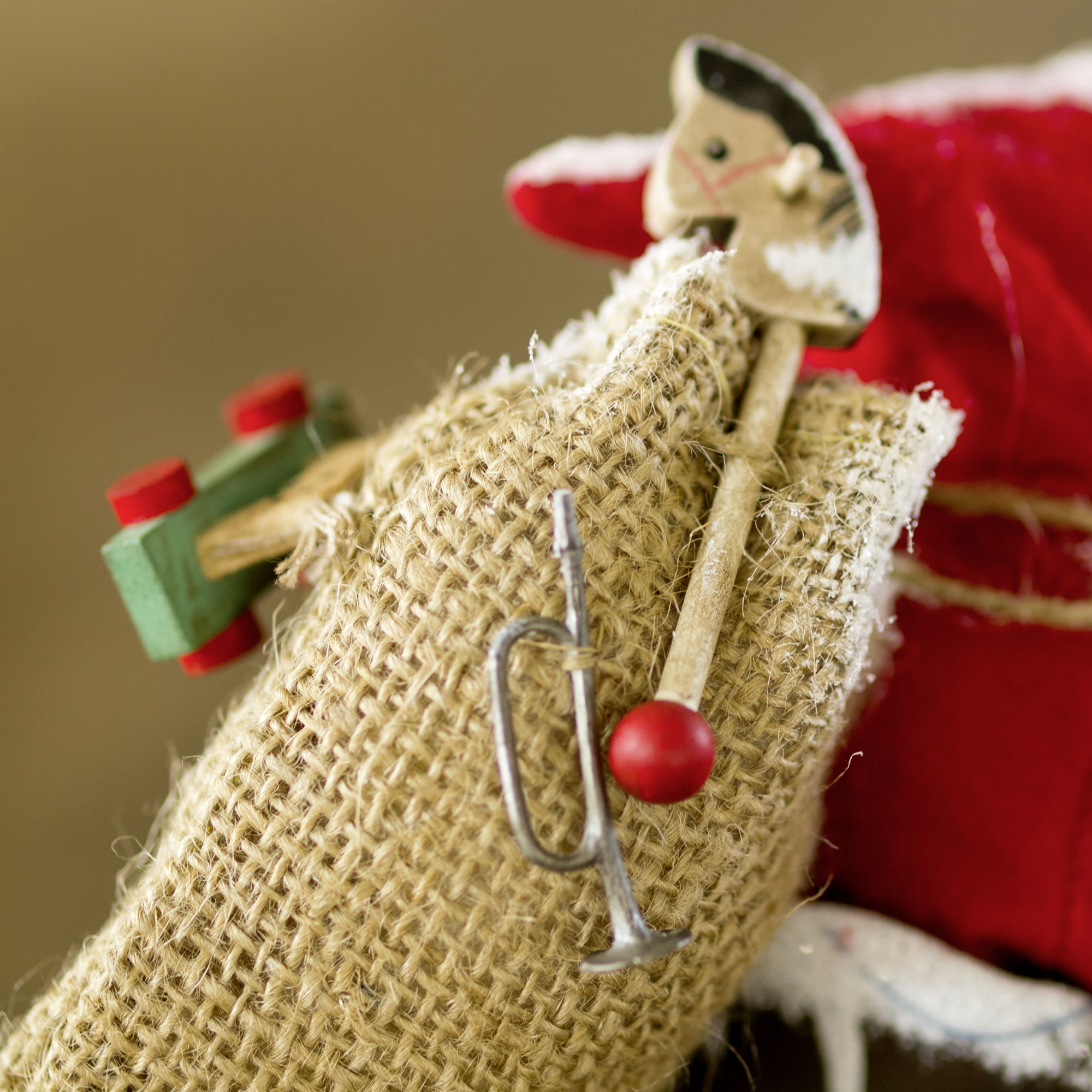 Jutesack mit Trompete, Steckenpferd und Holzauto
