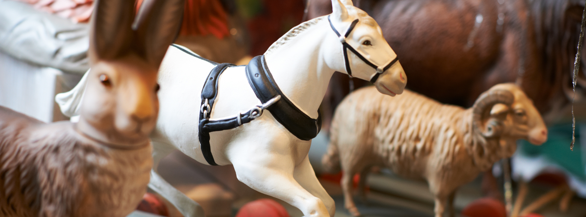 Spielzeug-Tierfiguren: weißes Pferd, Schaf, Widder