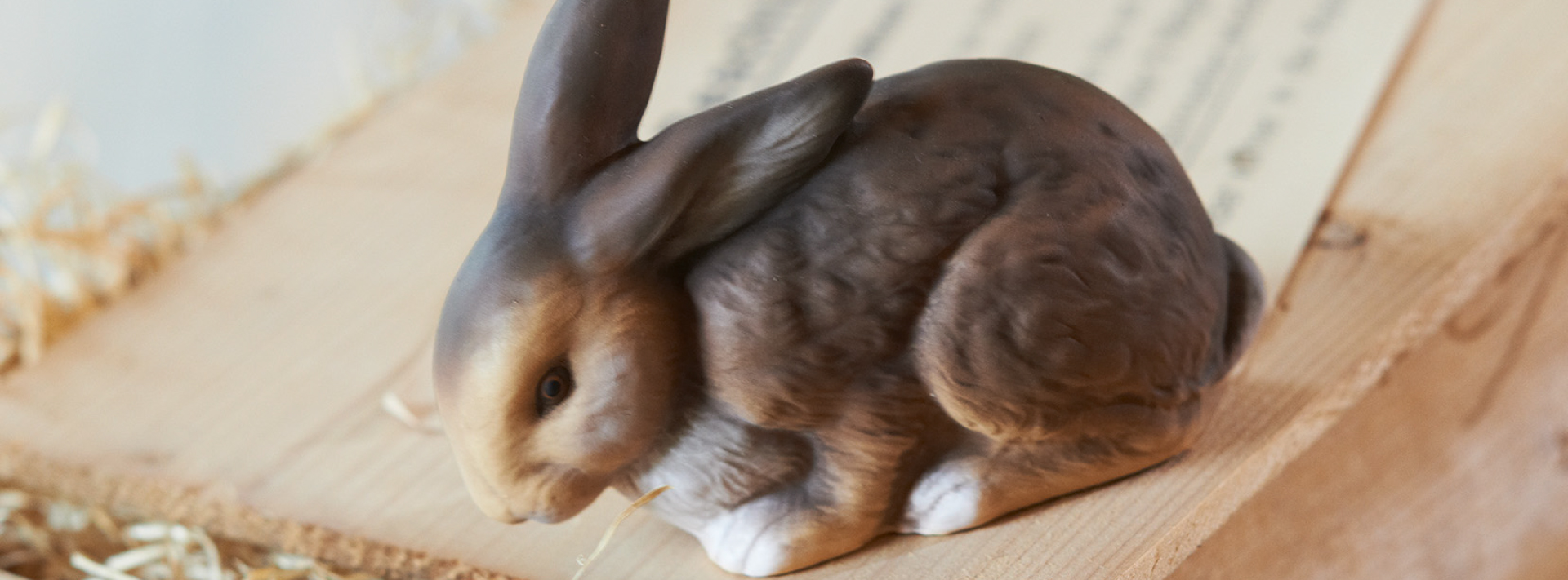 Braune Deko-Hasenfigur, ideal für Ostern