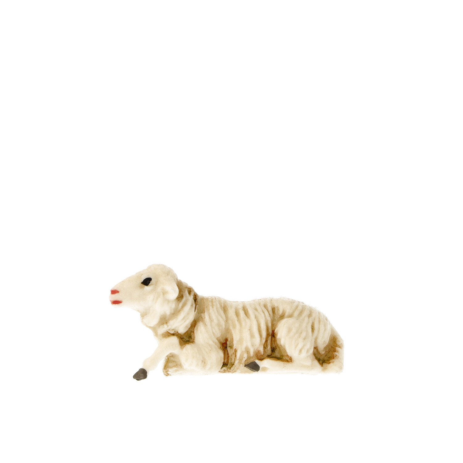 Liegendes Schaf als Dekofigur auf weißem Hintergrund