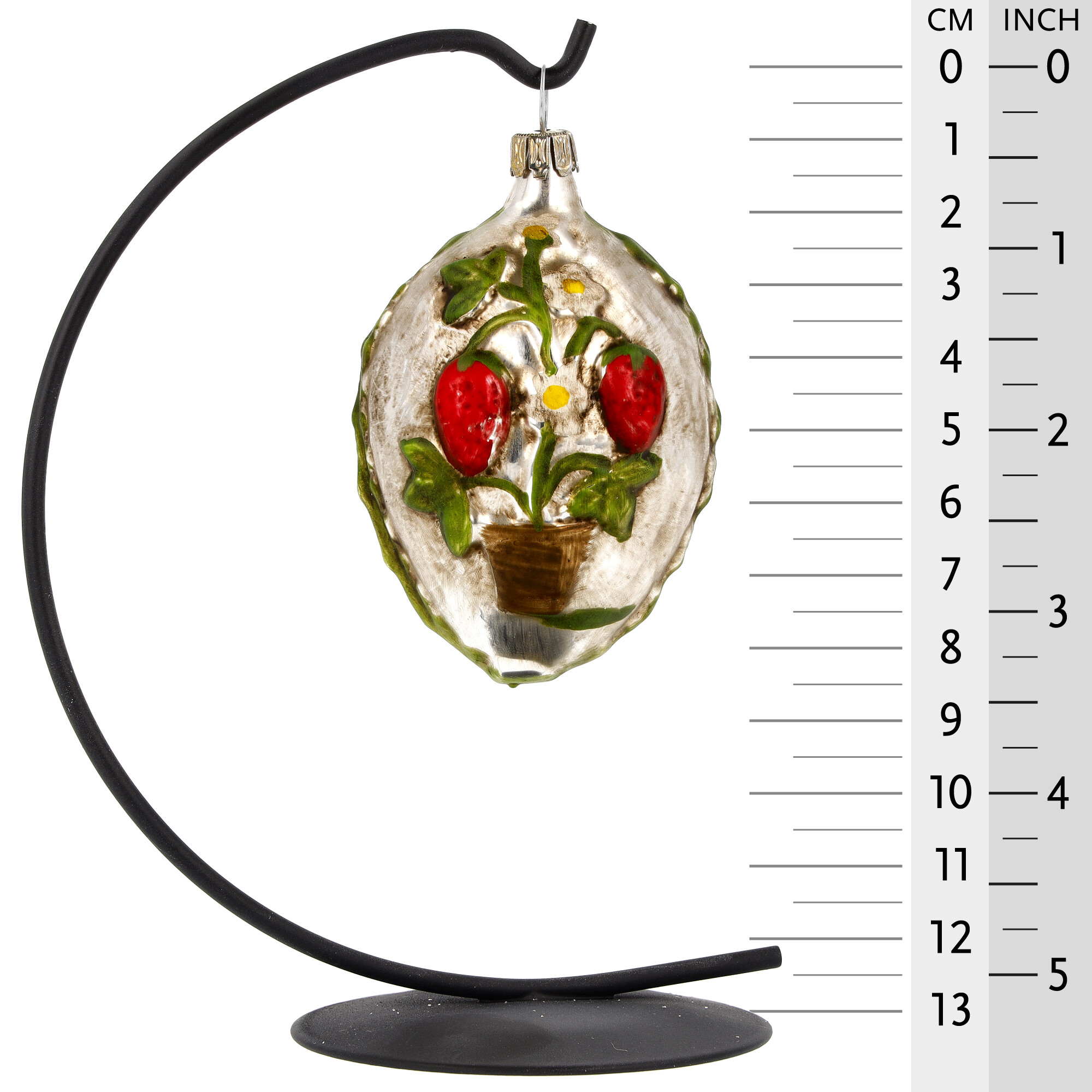 Glas-Christbaumkugel mit Erdbeerpflanze im Topf