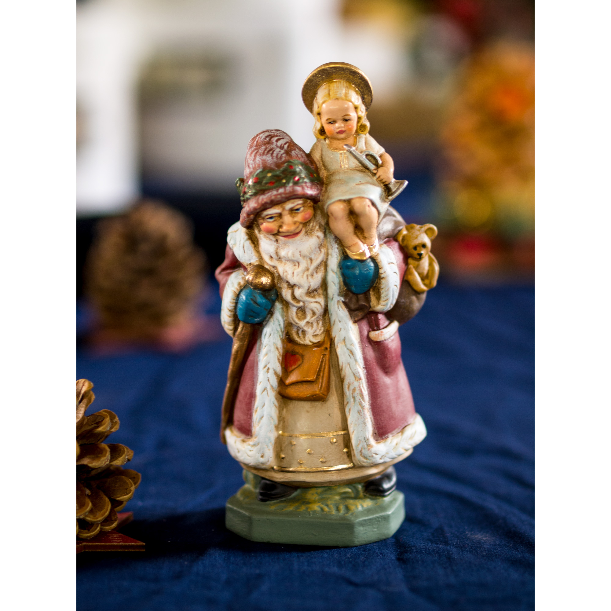 Weihnachtsmann mit Christkind auf Schulter