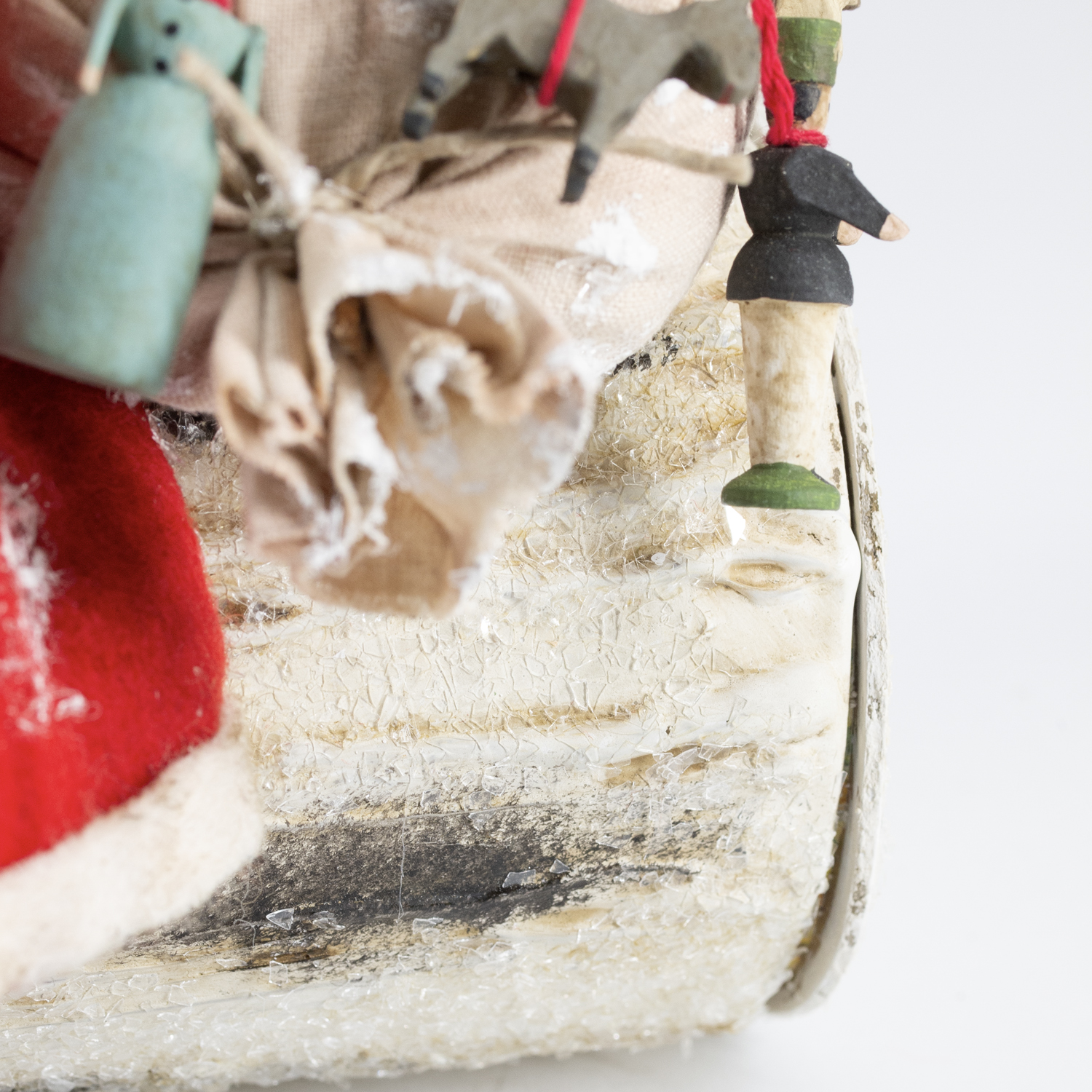 Detail: Weihnachtsfigur mit Spielzeug, Sack und Schlitten