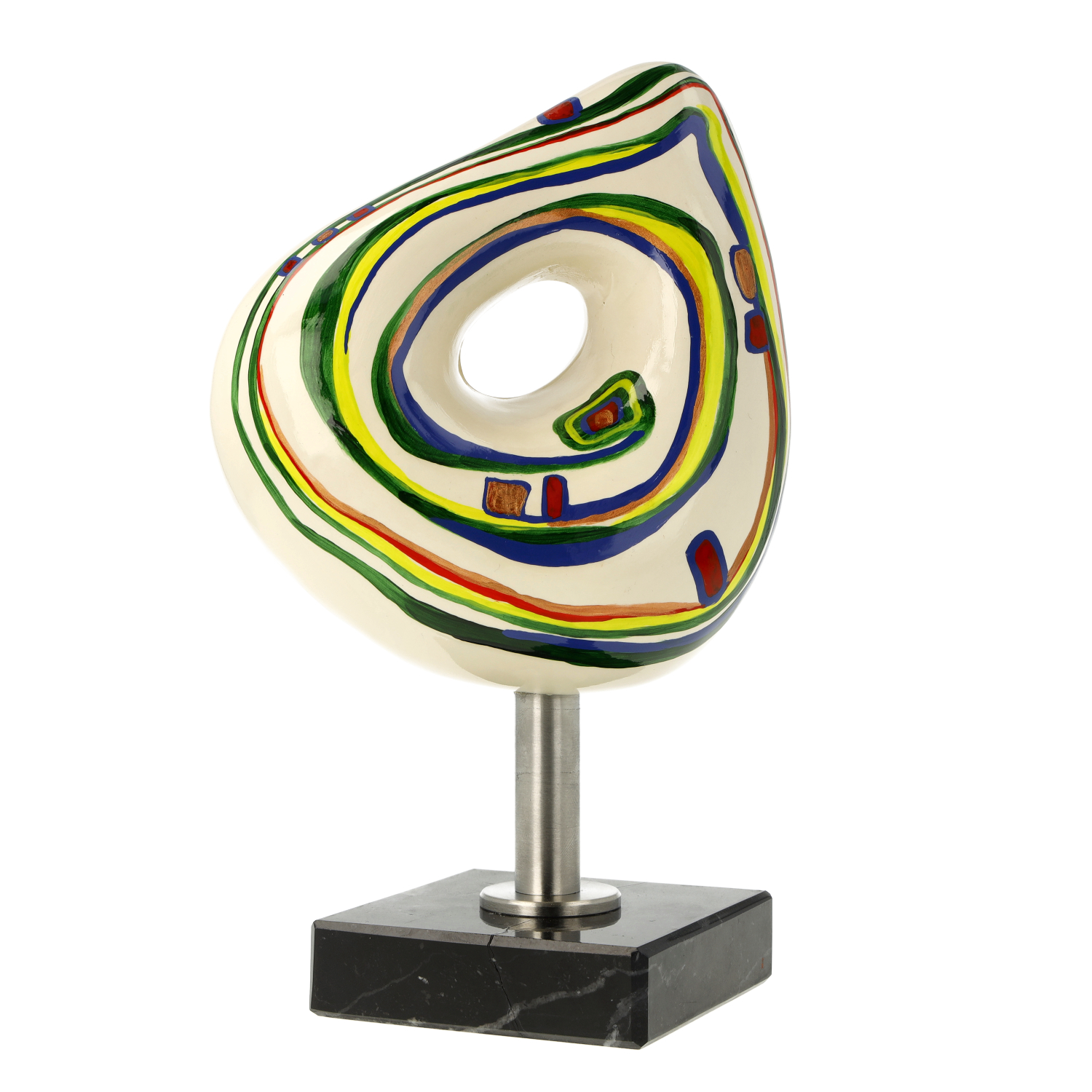 Moderne abstrakte Skulptur mit Loch, bunt, auf Sockel