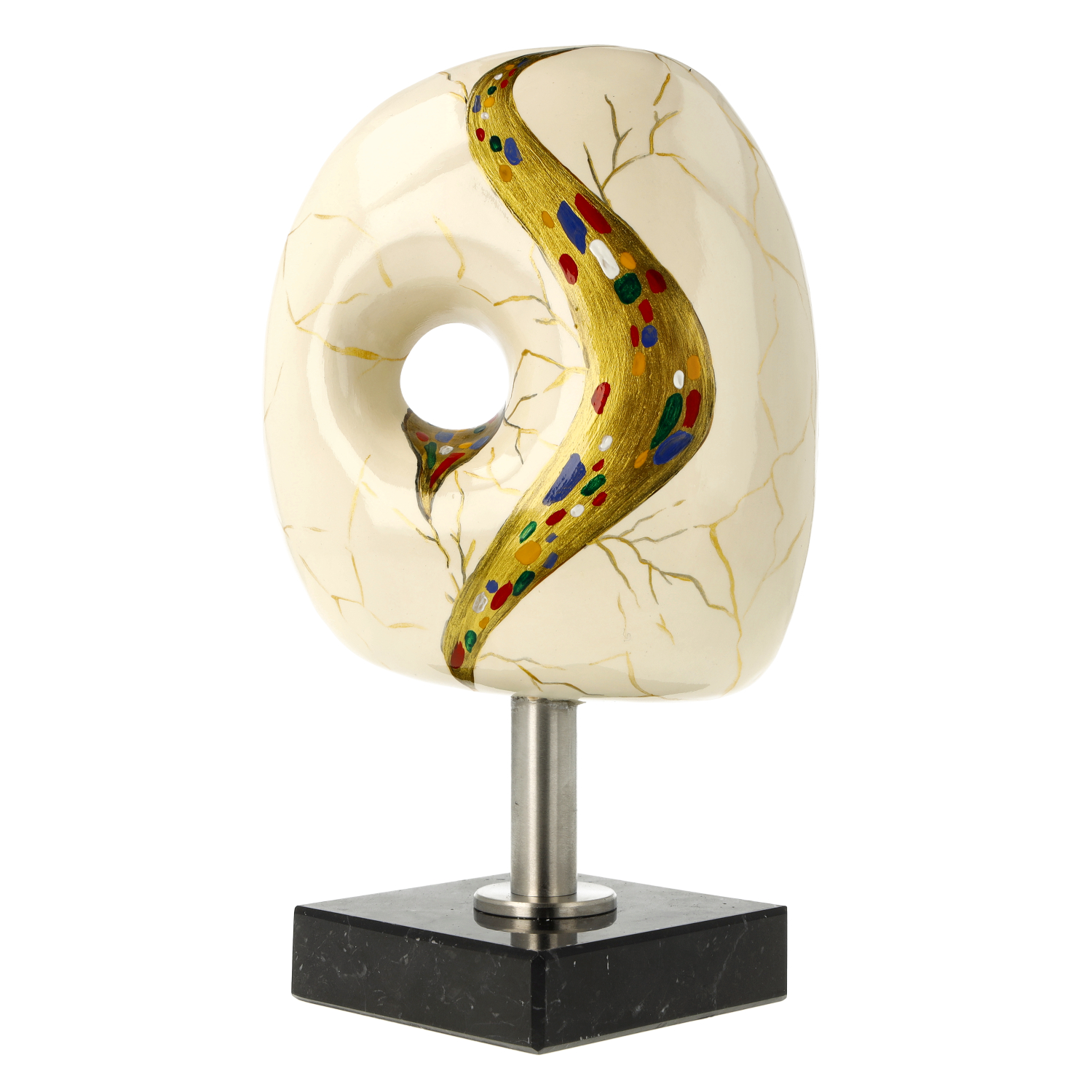 Abstrakte Skulptur mit Loch und Goldakzent auf Marmorsockel