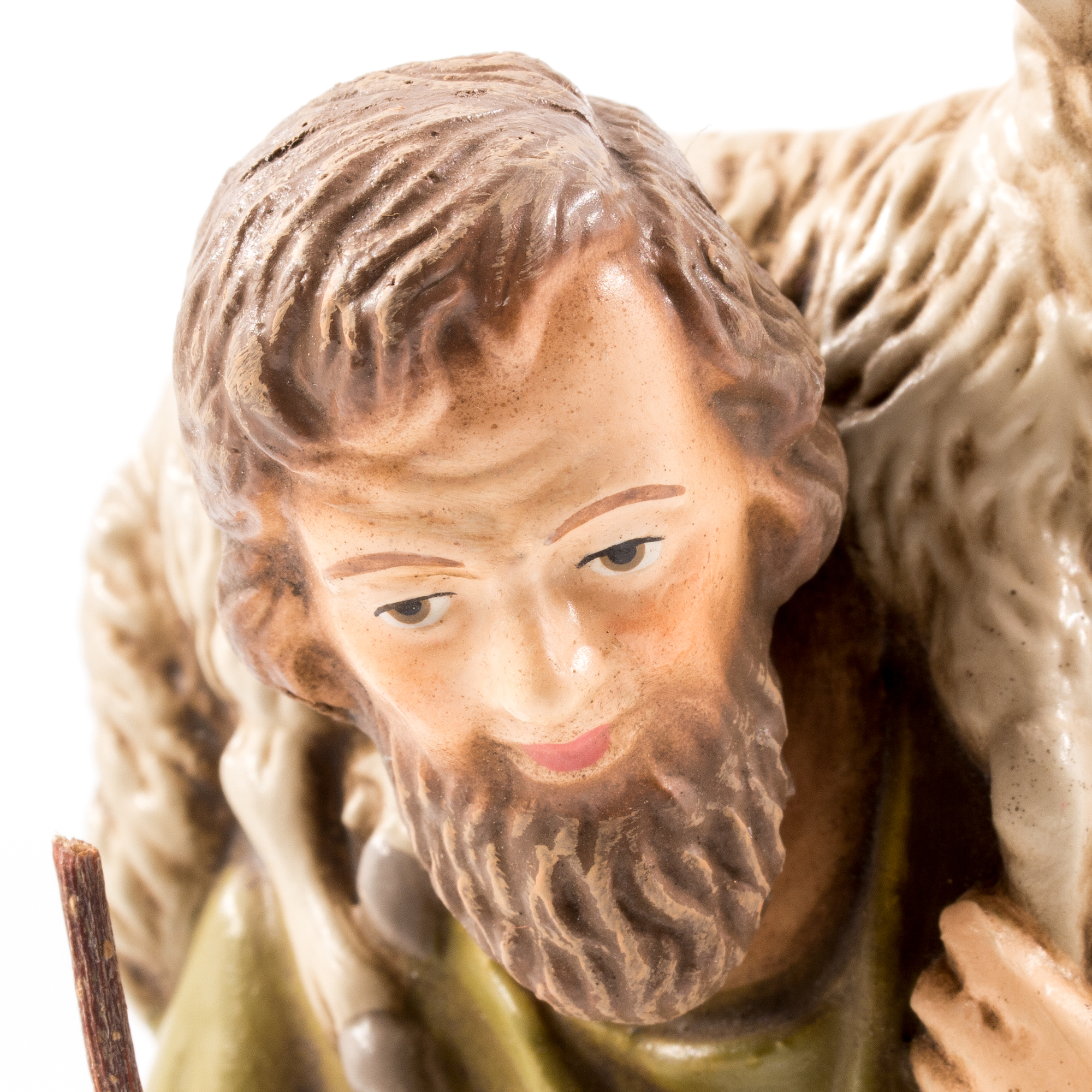 Nahaufnahme Krippenfigur: Hirte trägt Schaf, handbemalt