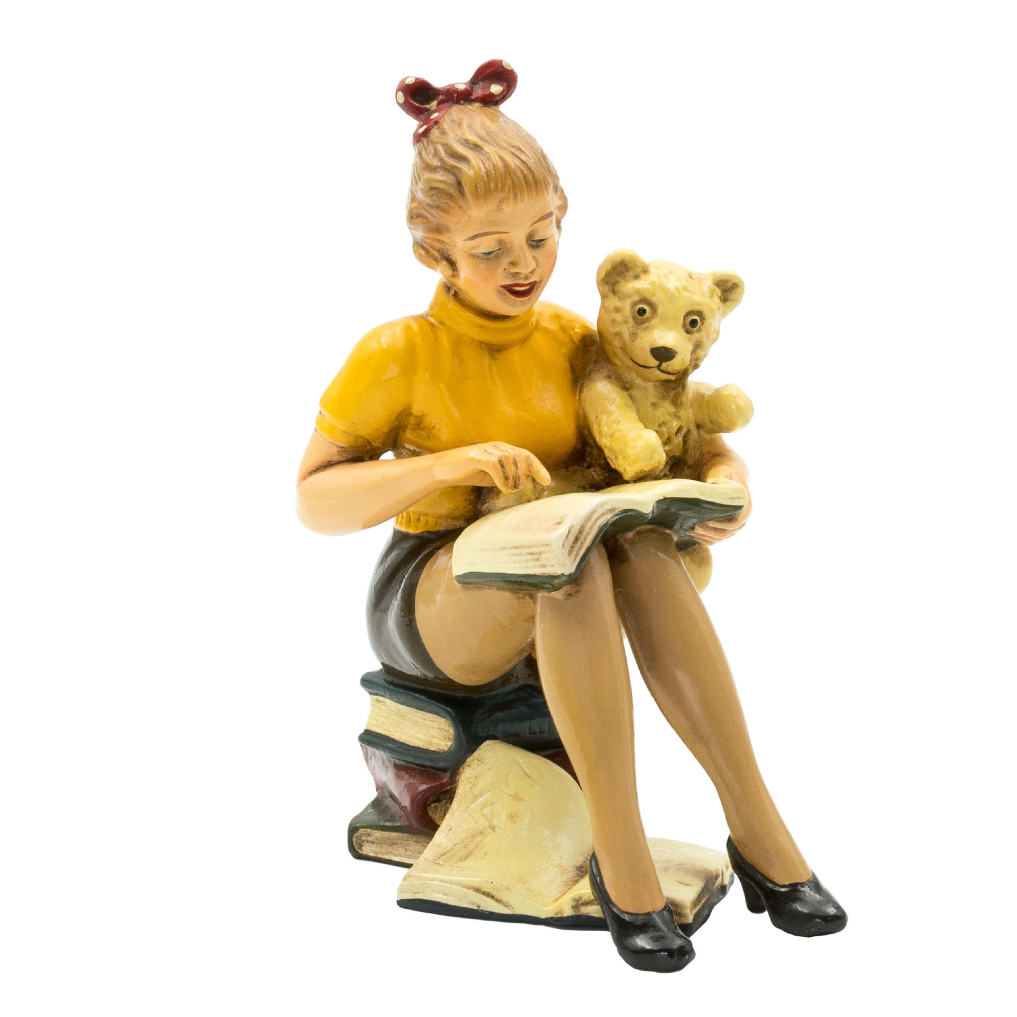 Skulptur Mädchen liest mit Teddybär auf Büchern