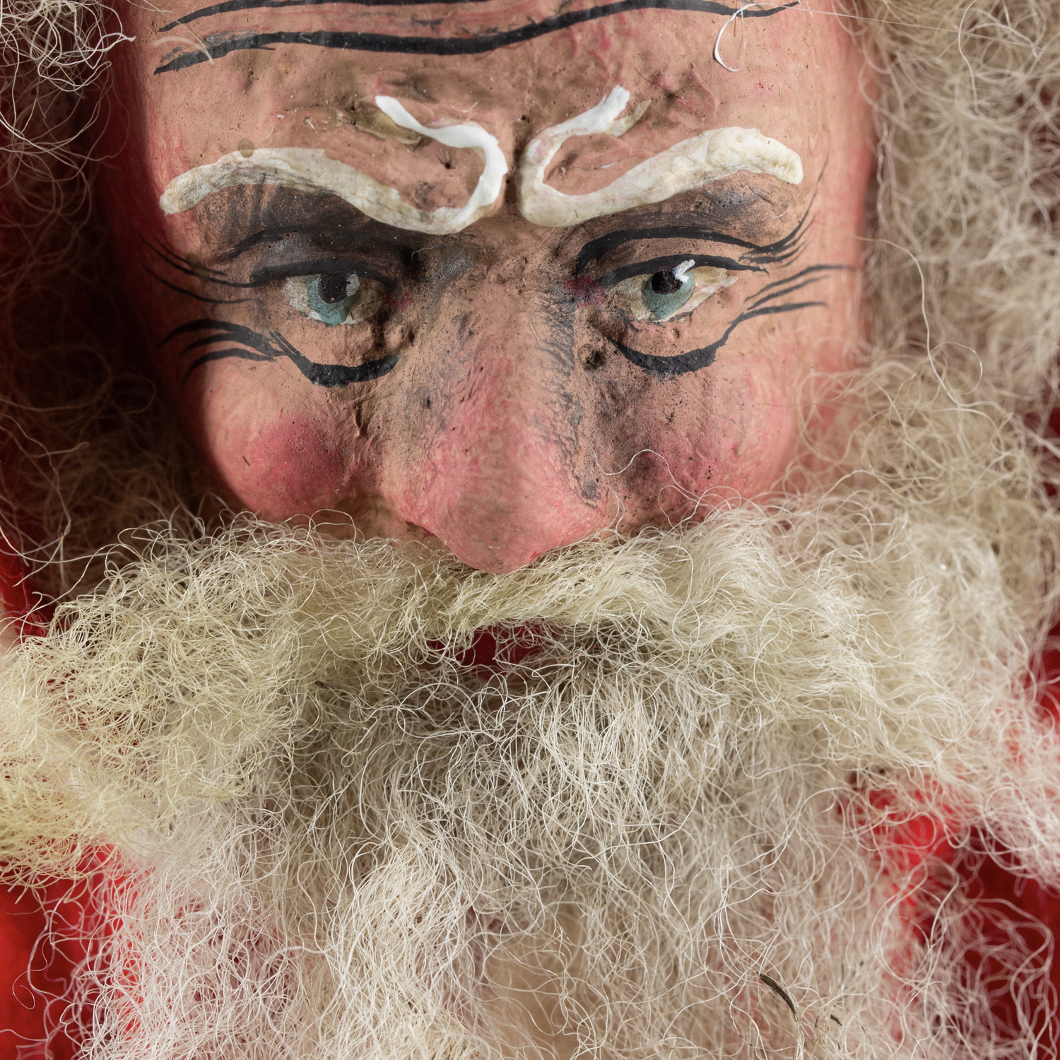 Nahaufnahme antike Weihnachtsmann-Figur mit Bart