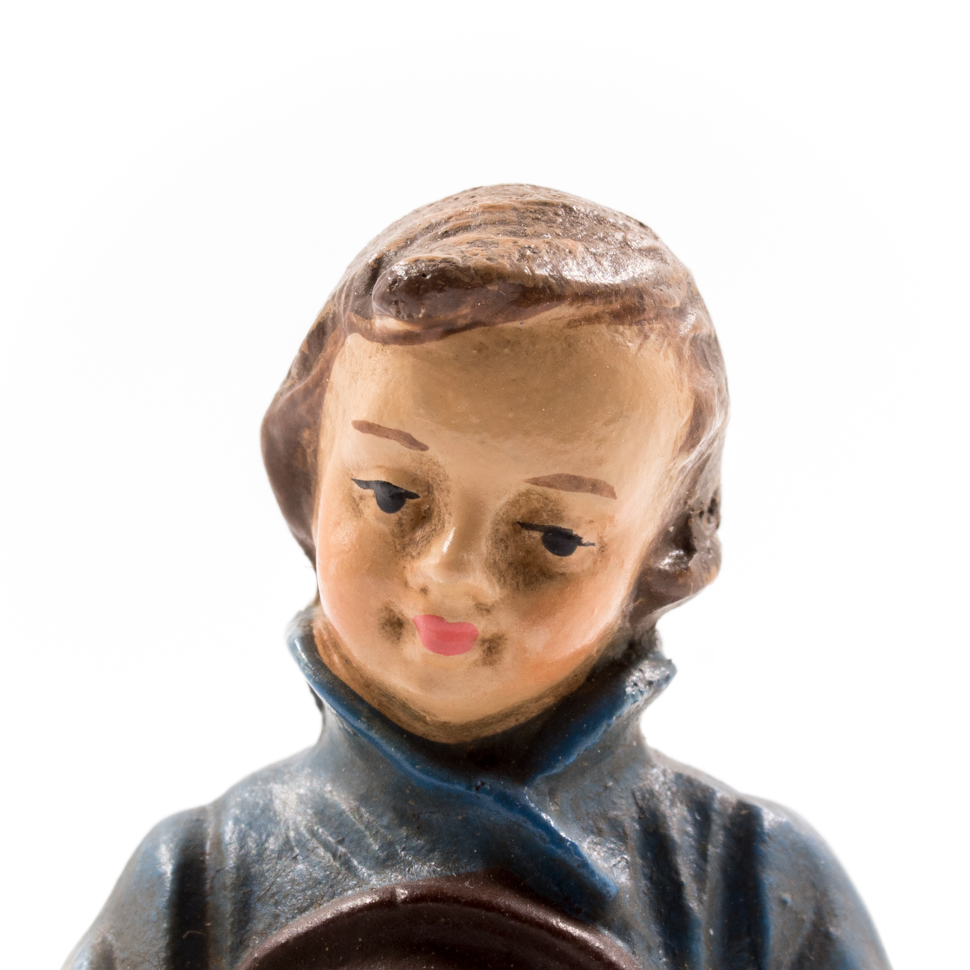 Nahaufnahme einer handbemalten Vintage-Kinderfigur in Blau