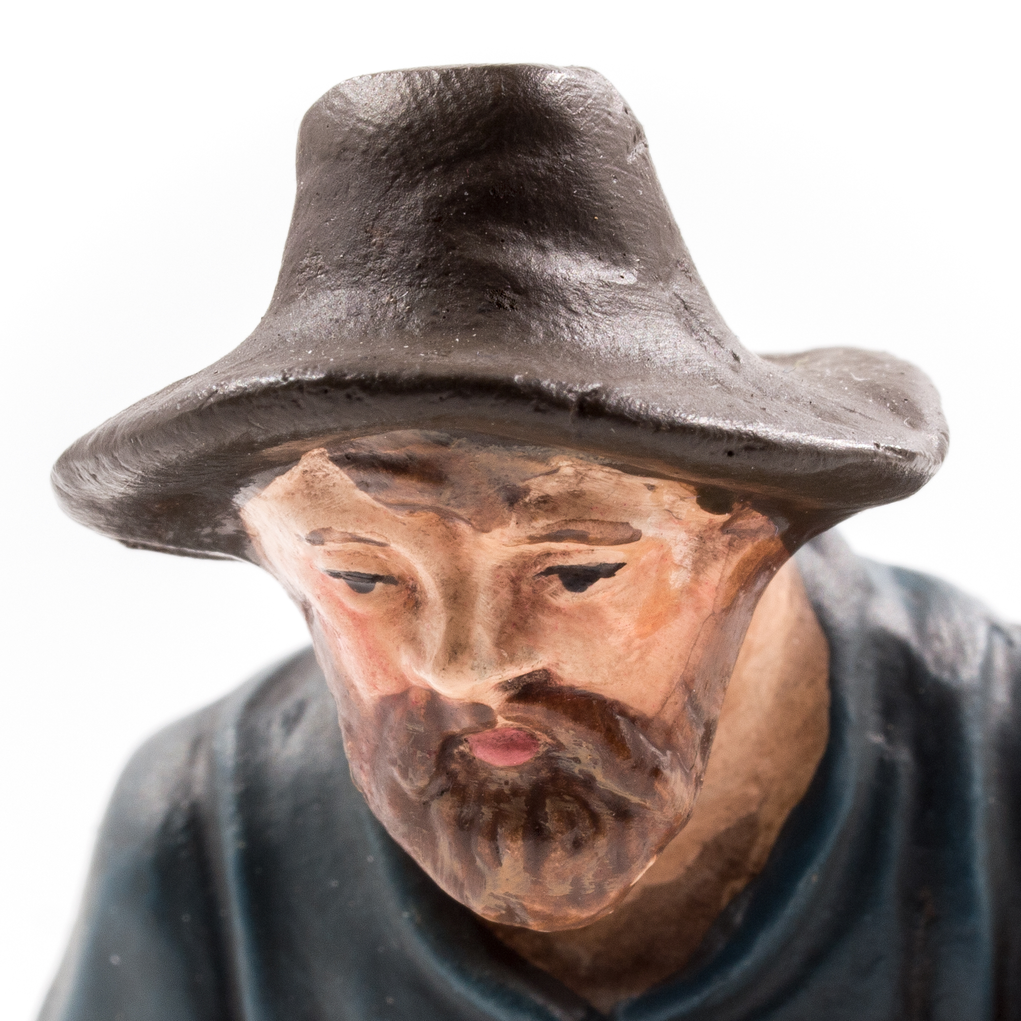 Krippenfigur Hirte mit Hut, handbemalt Nahaufnahme